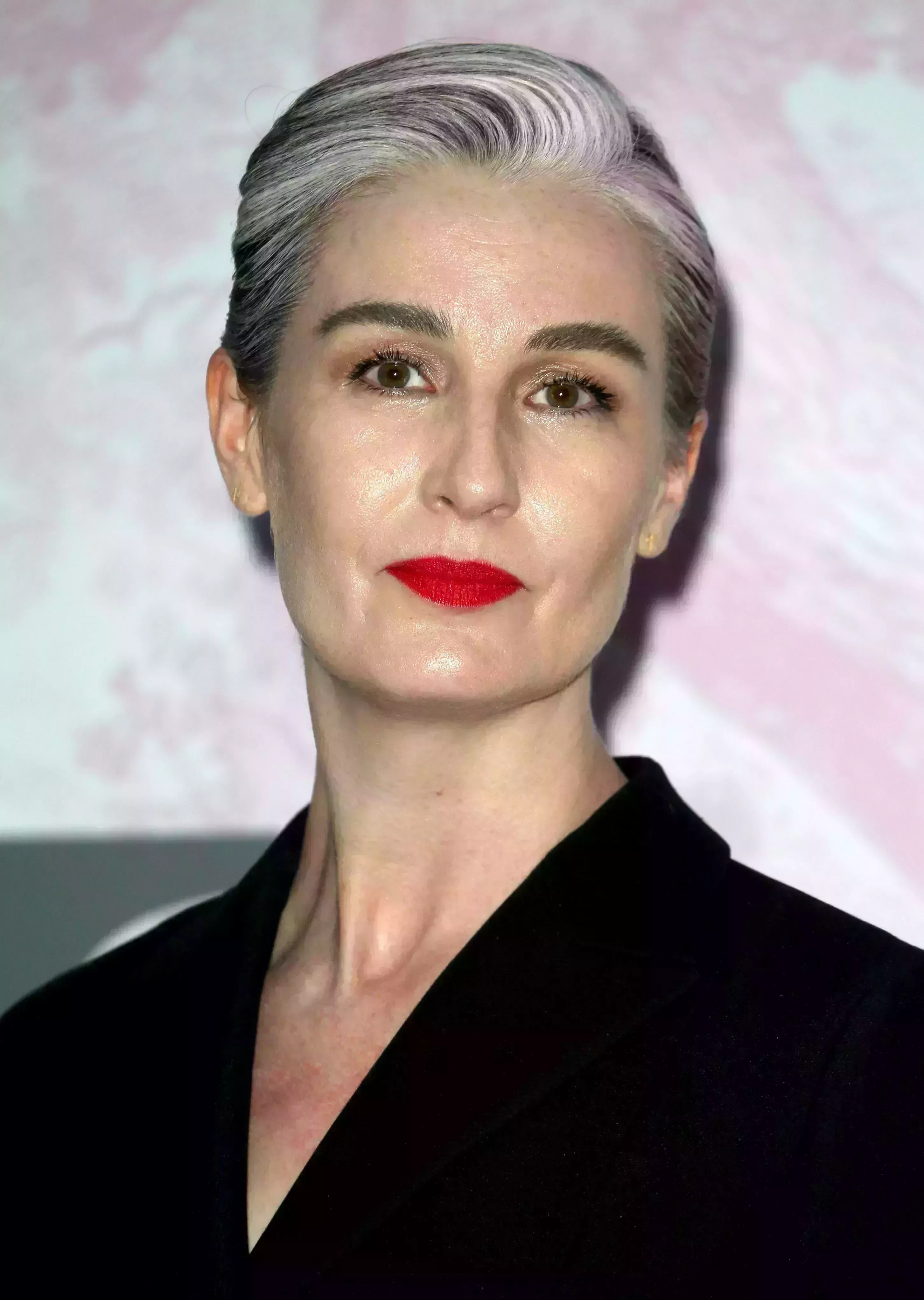 Erin O’Connor’s Silver Highlights on Black Hair