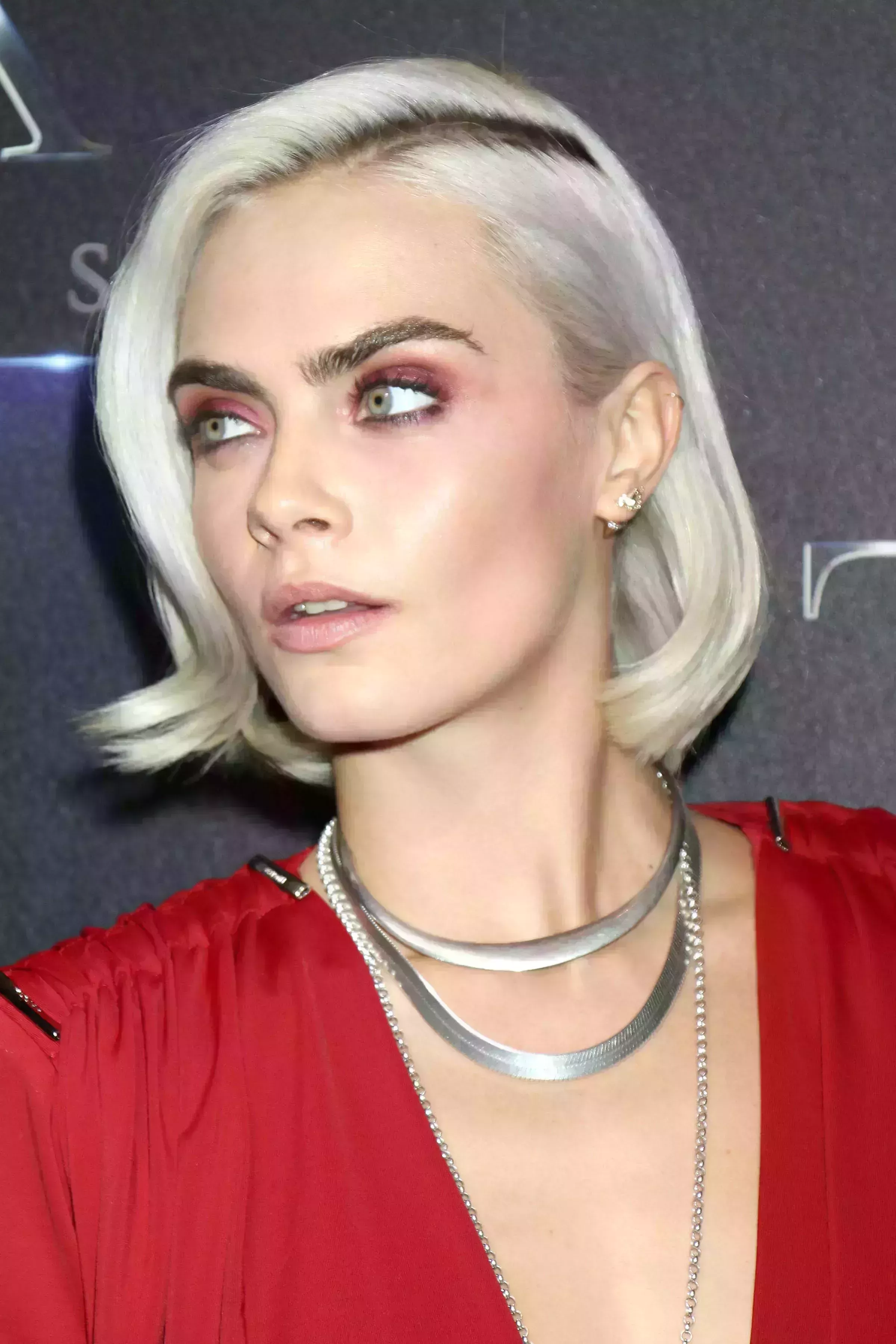 Cara Delevingne’s Silver Blonde Highlights with Dark Roots