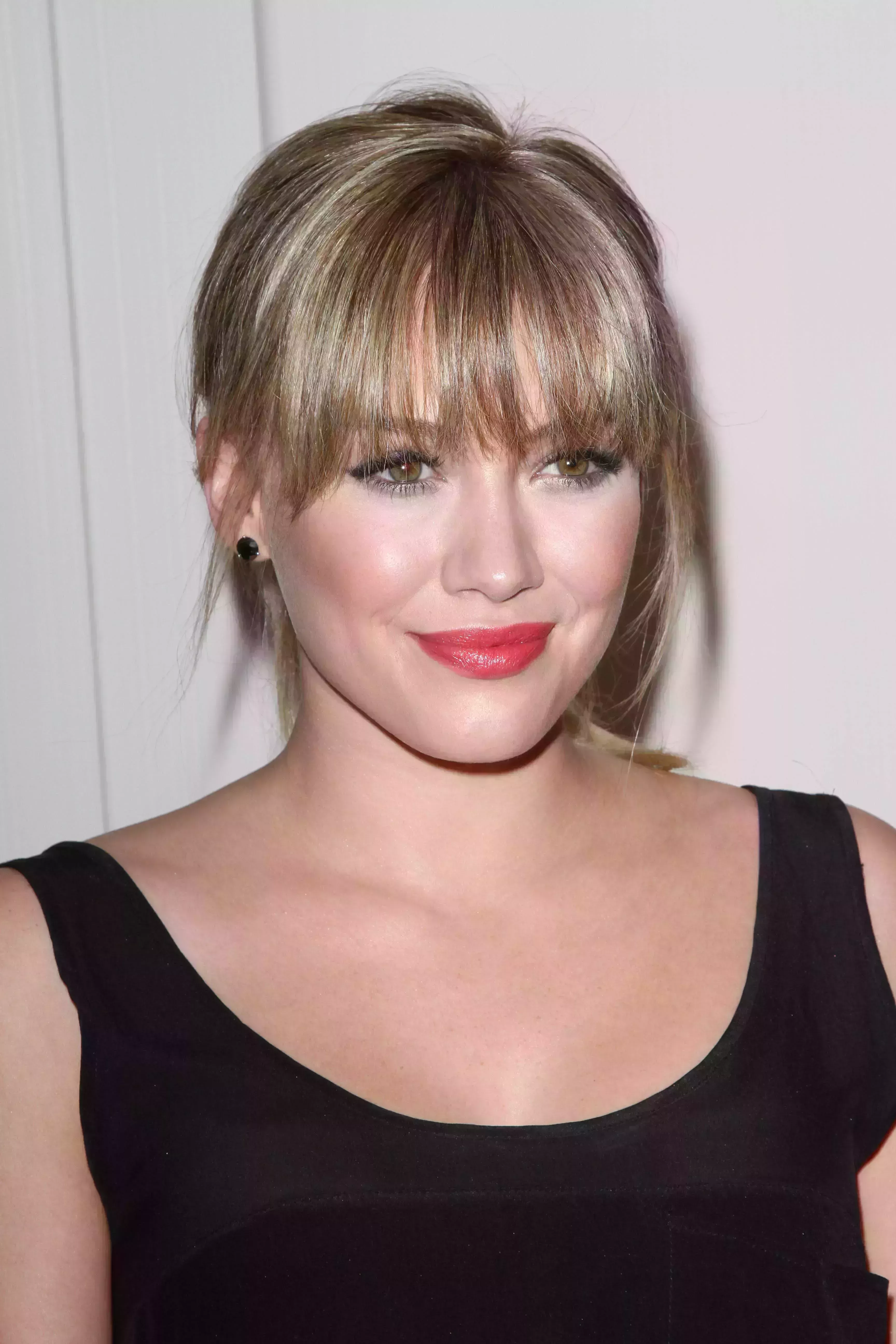 Hilary Duff’s Subtle Silver Highlights on Blonde Hair