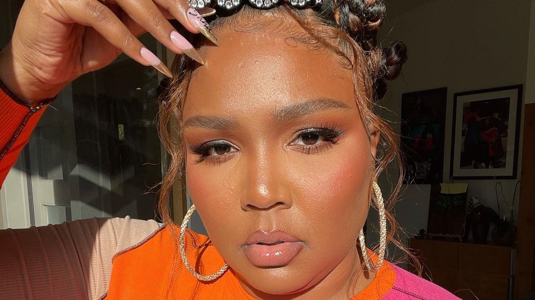 Lizzo básicamente rompió Internet con su voluminosa cola de caballo hasta la cintura