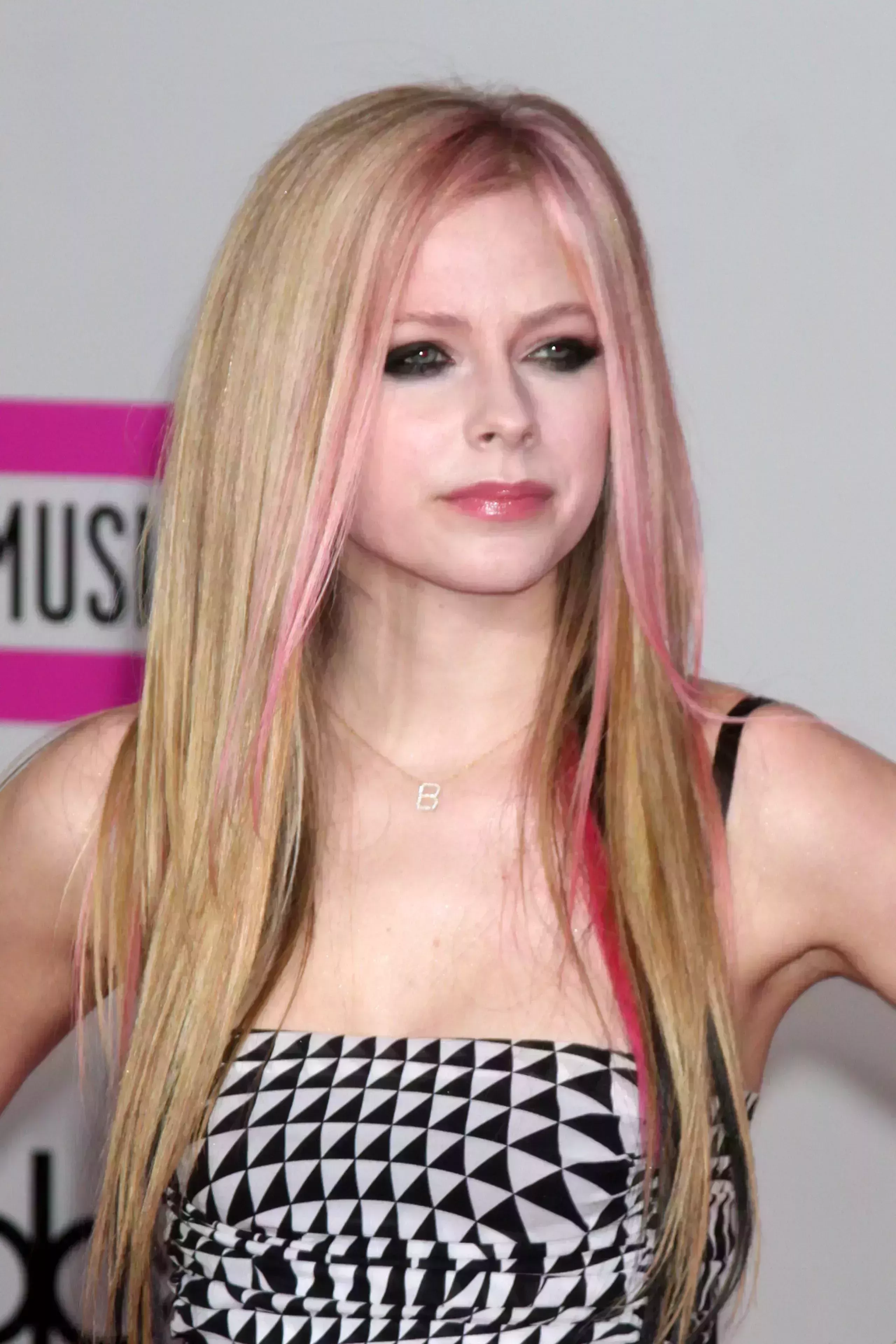 Avril Lavigne’s Blonde Hair with Pink and Fuchsia Highlights