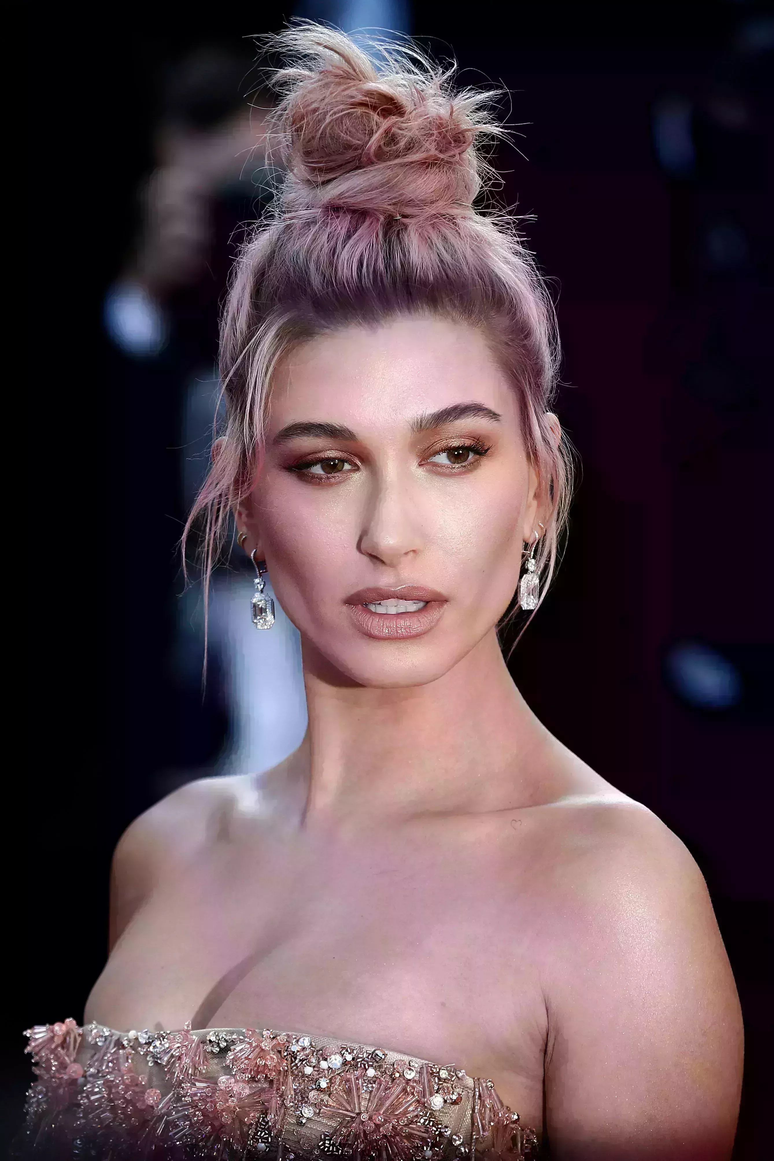 Hailey Baldwin’s Pink Highlights with Dark Roots