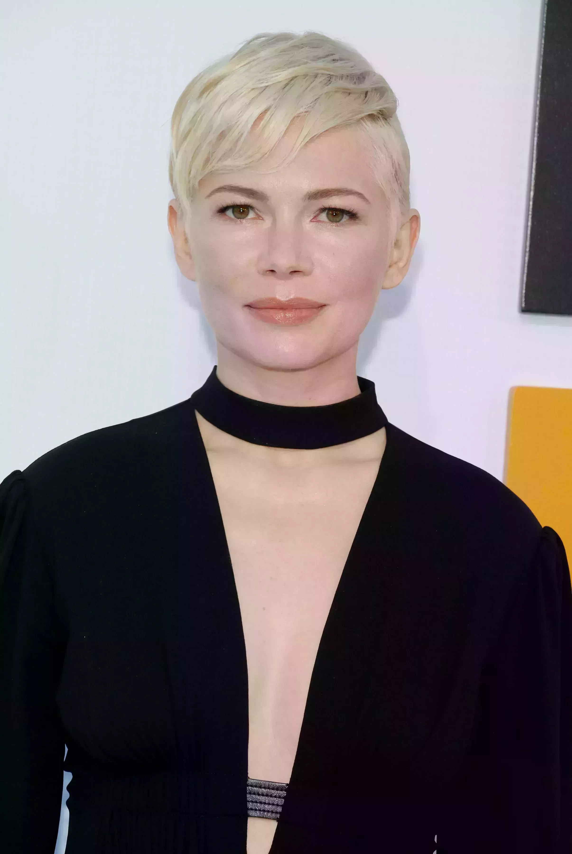 Michelle Williams&rsquo; Side-Swept Pixie