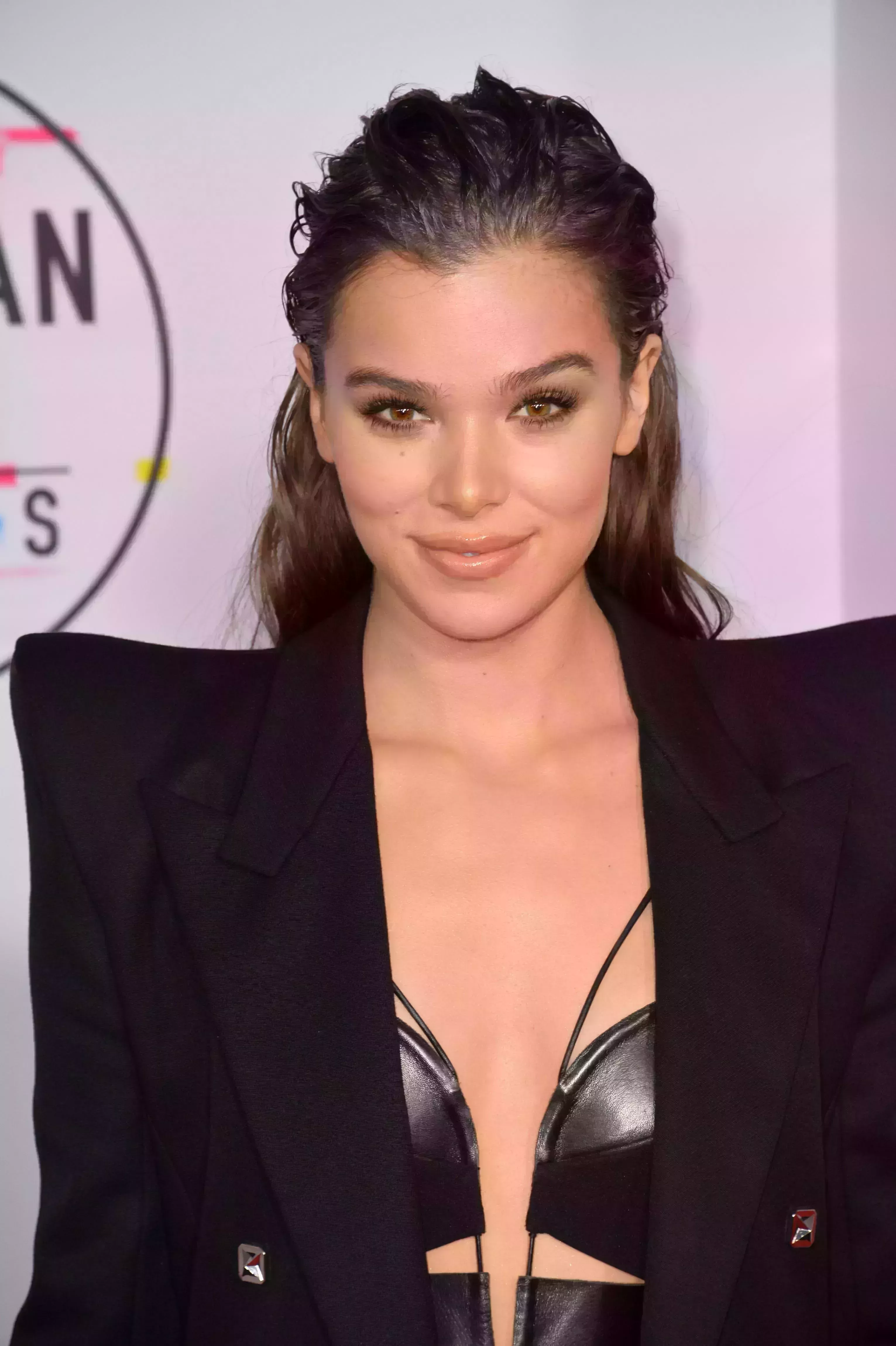 Hailee Steinfeld’s Messy Half Updo