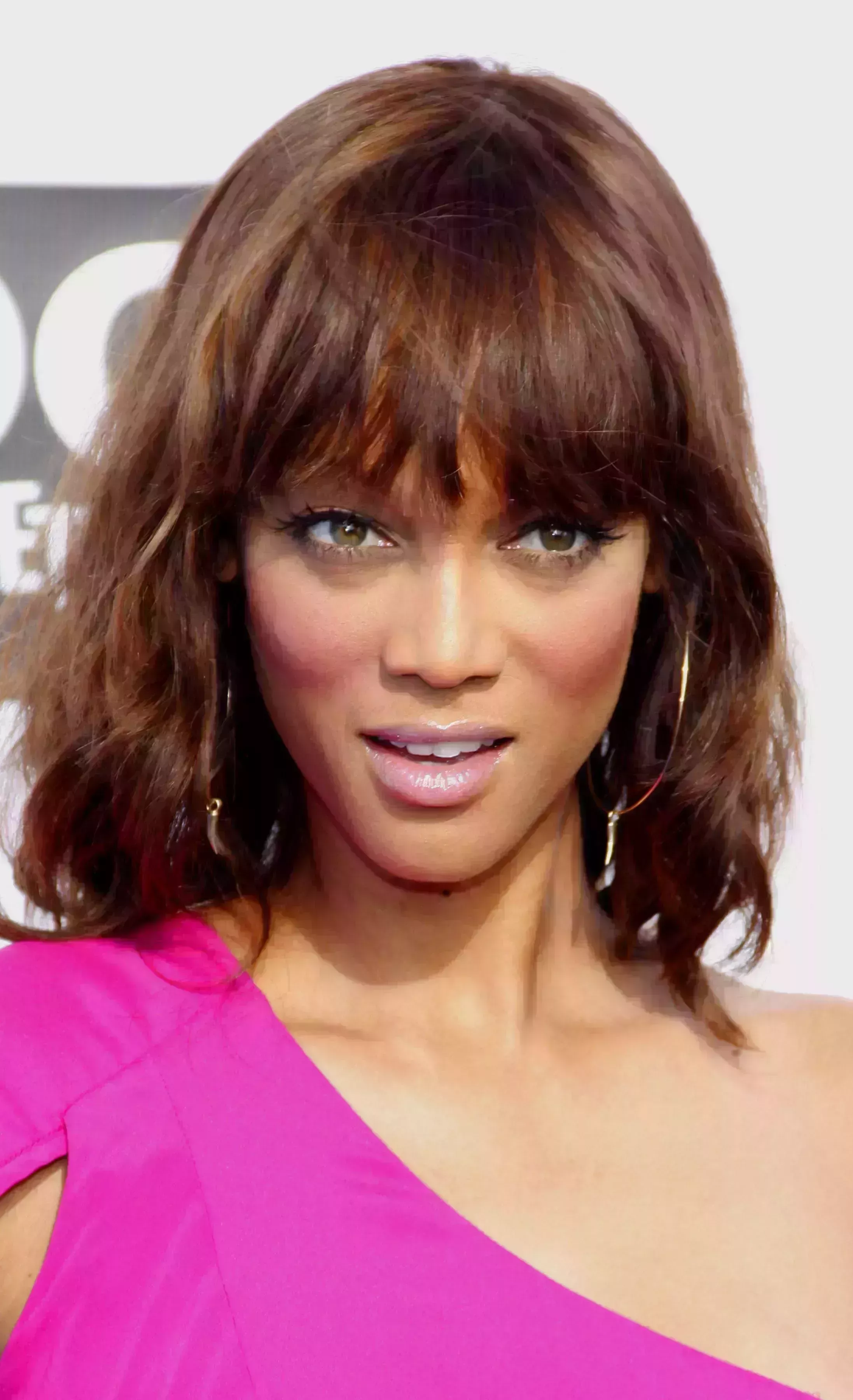 Tyra Banks’ Light Choppy Fringe