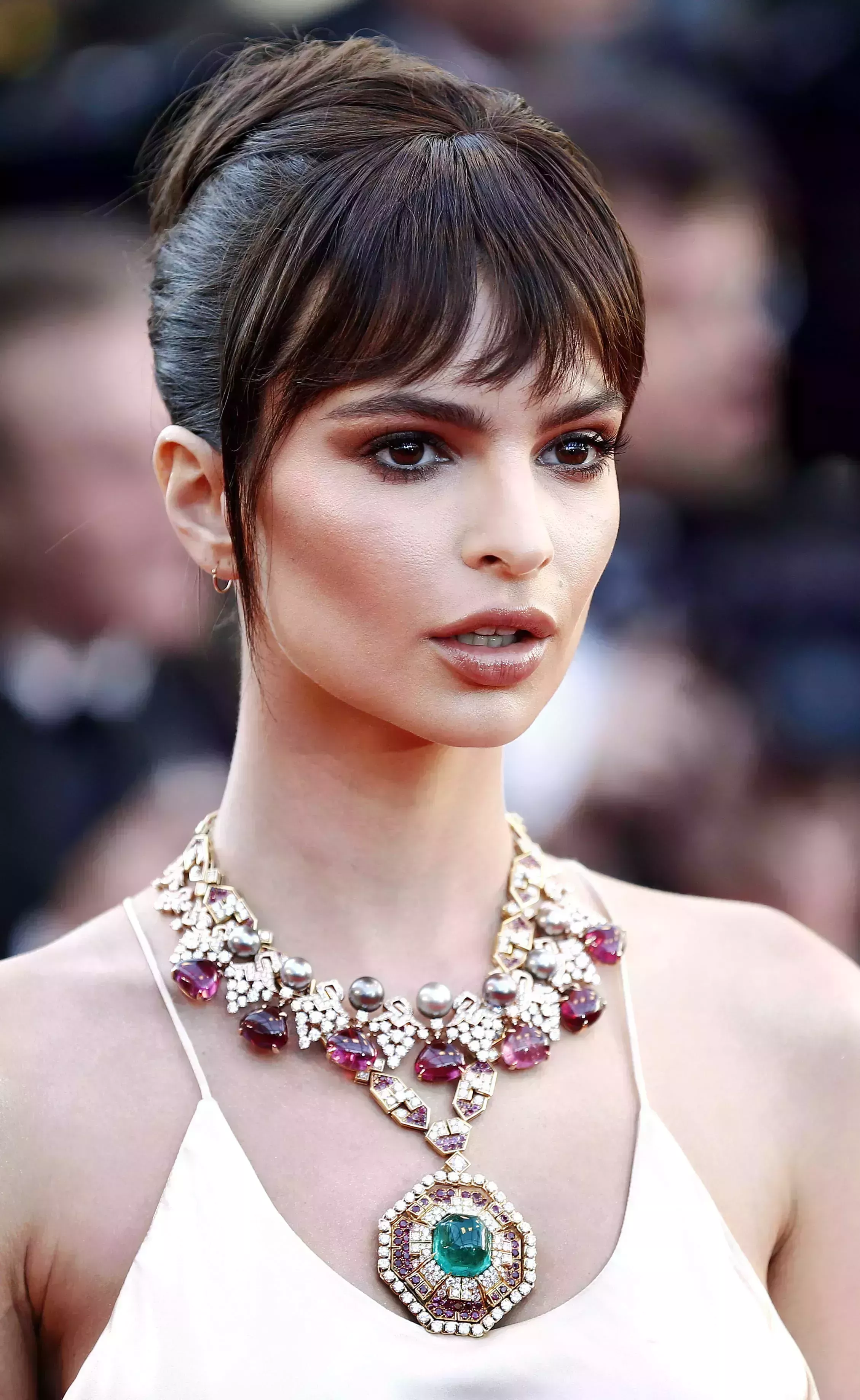 Emily Ratajkowski’s Medium Feathered Bangs