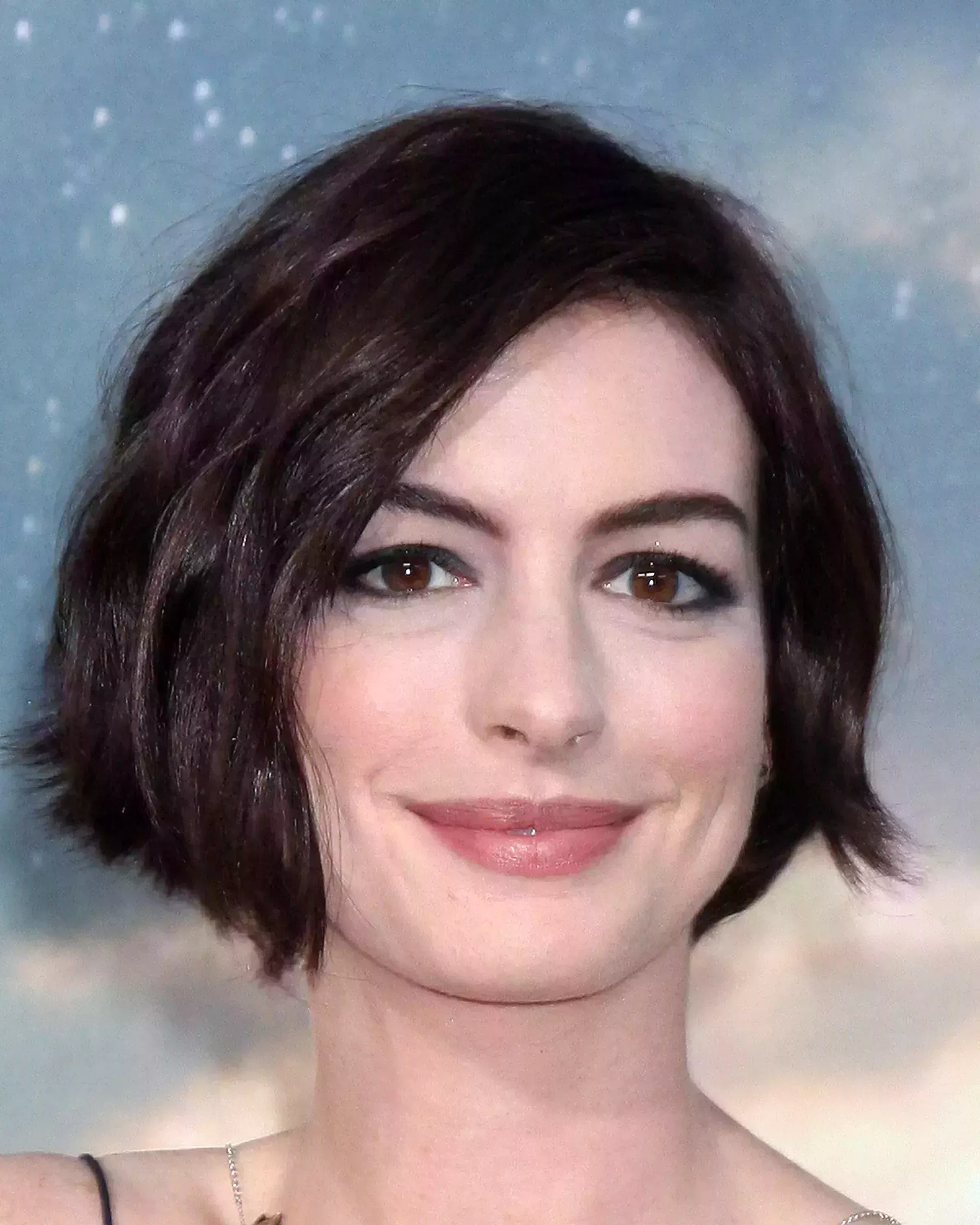 Anne Hathaway’s Short Layered Bob
