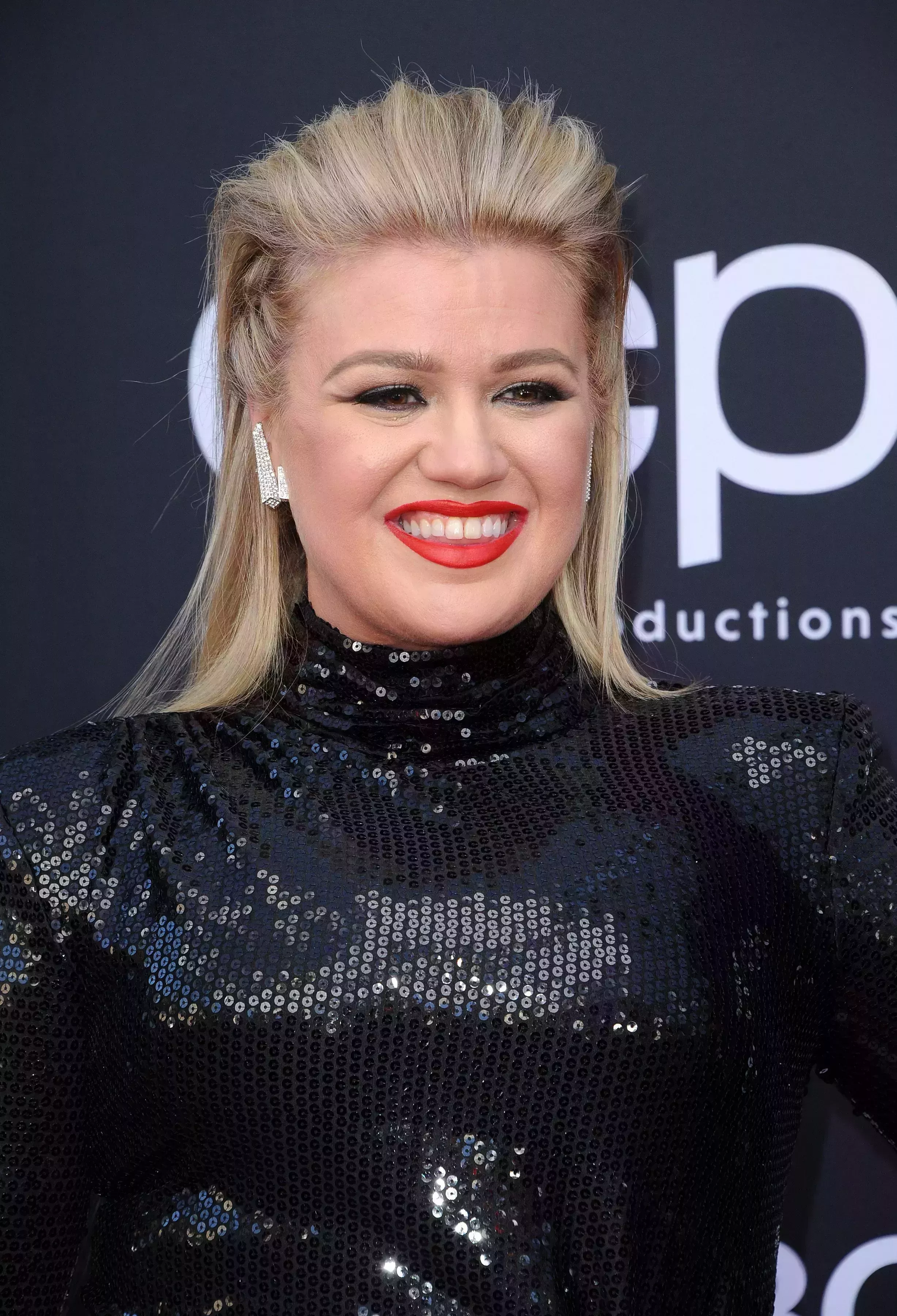 Kelly Clarkson’s Teased Top