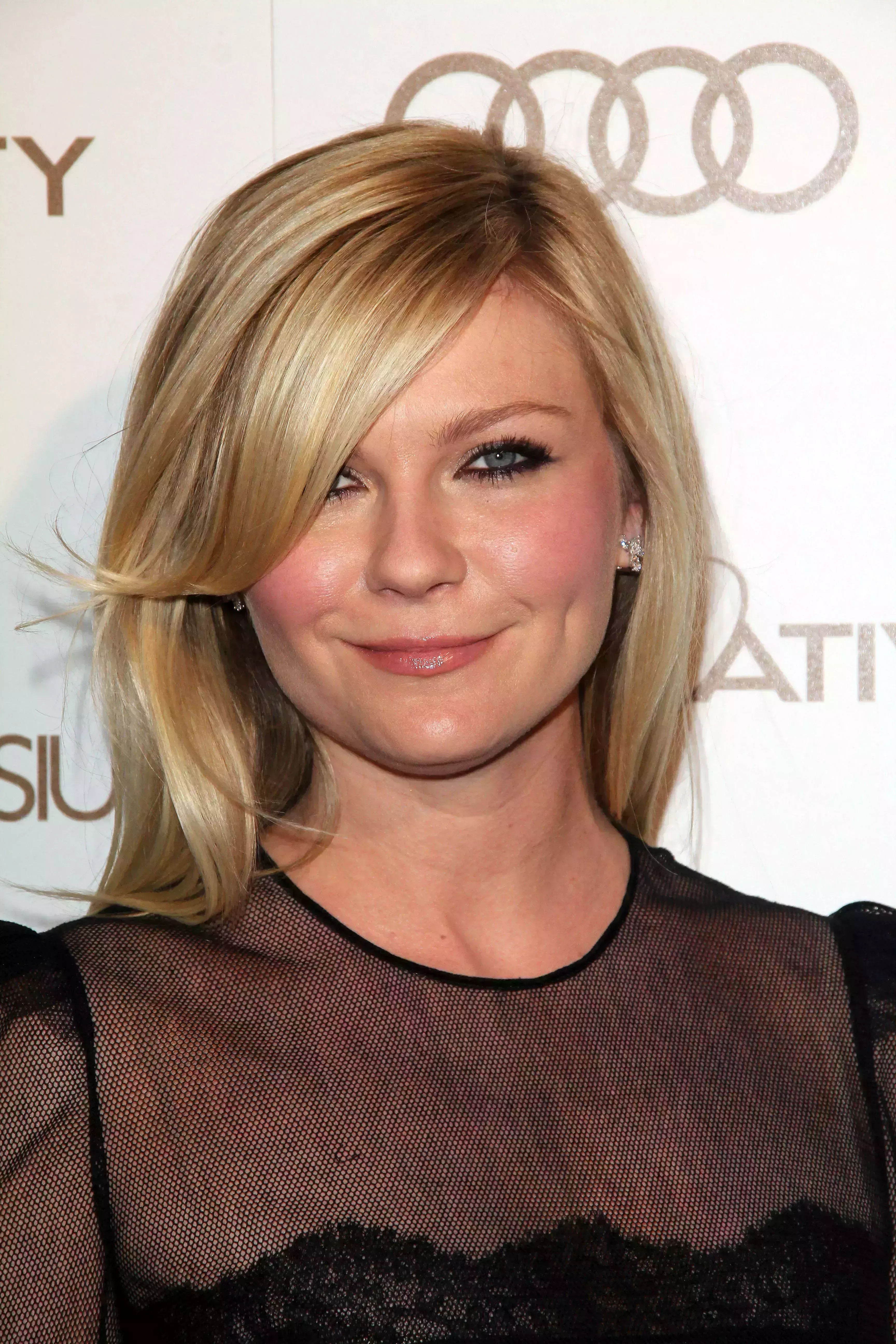 Kirsten Dunst&rsquo;s Long Side-Swept Bangs