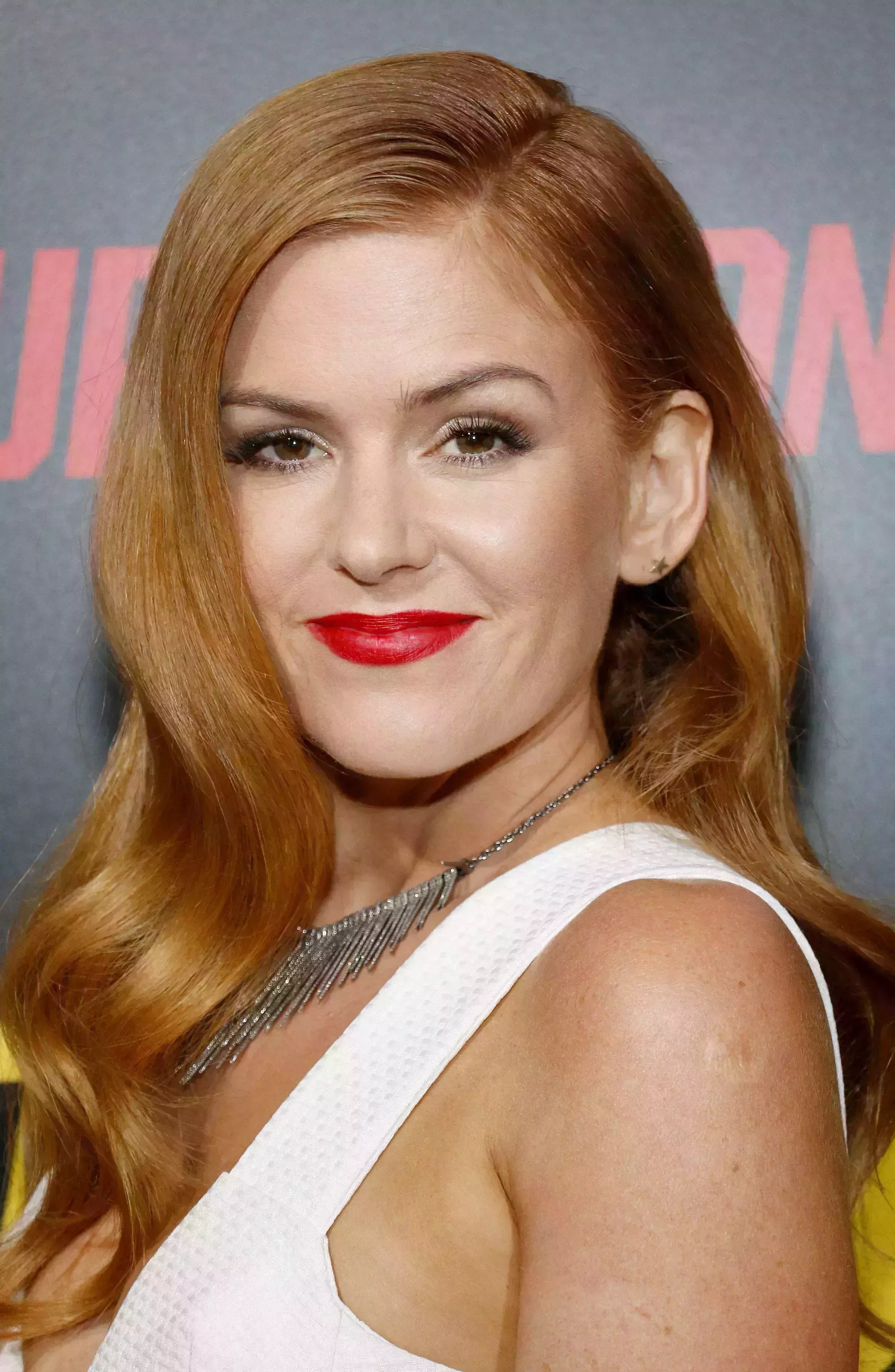 Isla Fisher’s Side-Parted Waves