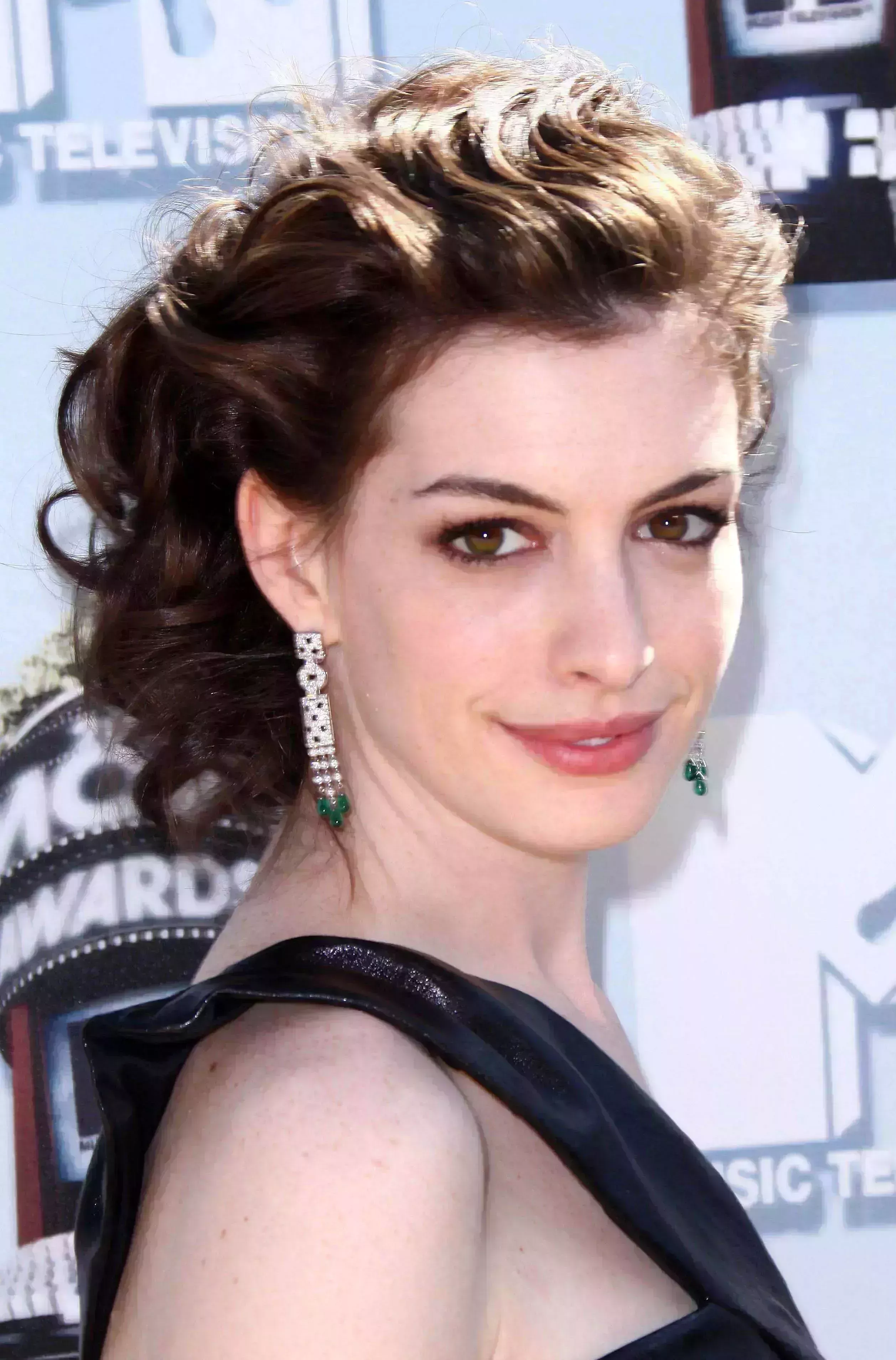 Hathaway’s Waved Thick Long Updo