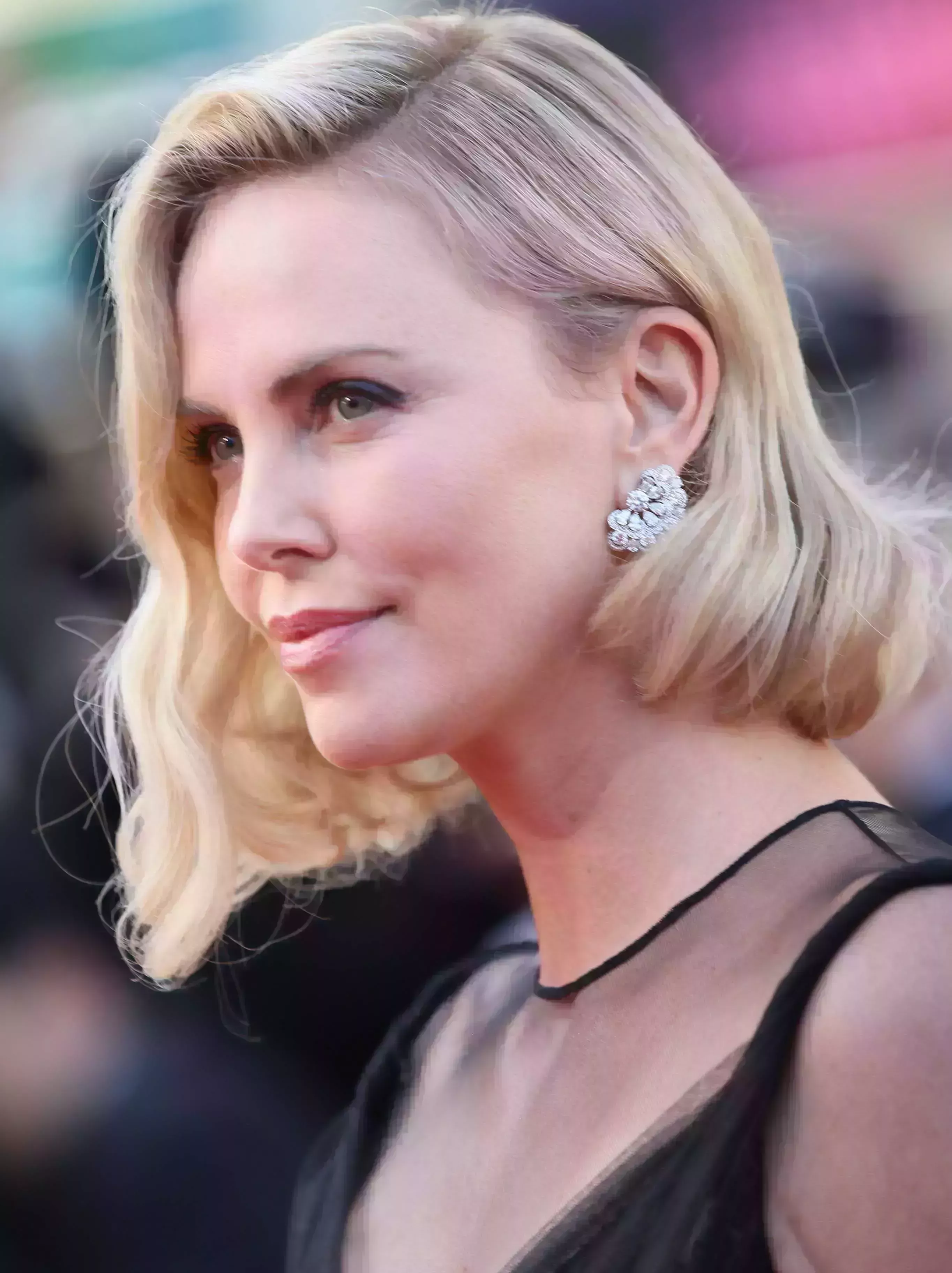 Charlize Theron’s Asymetrical Bob_