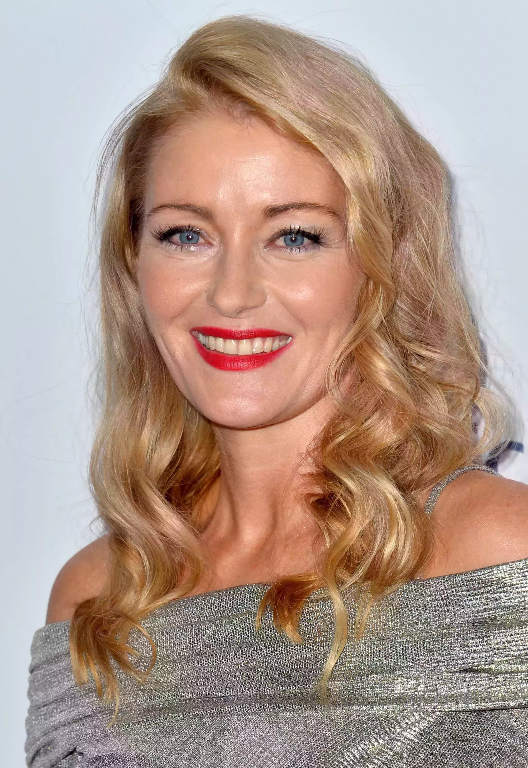 Louise Lombard’s Daint Curls and Side Part