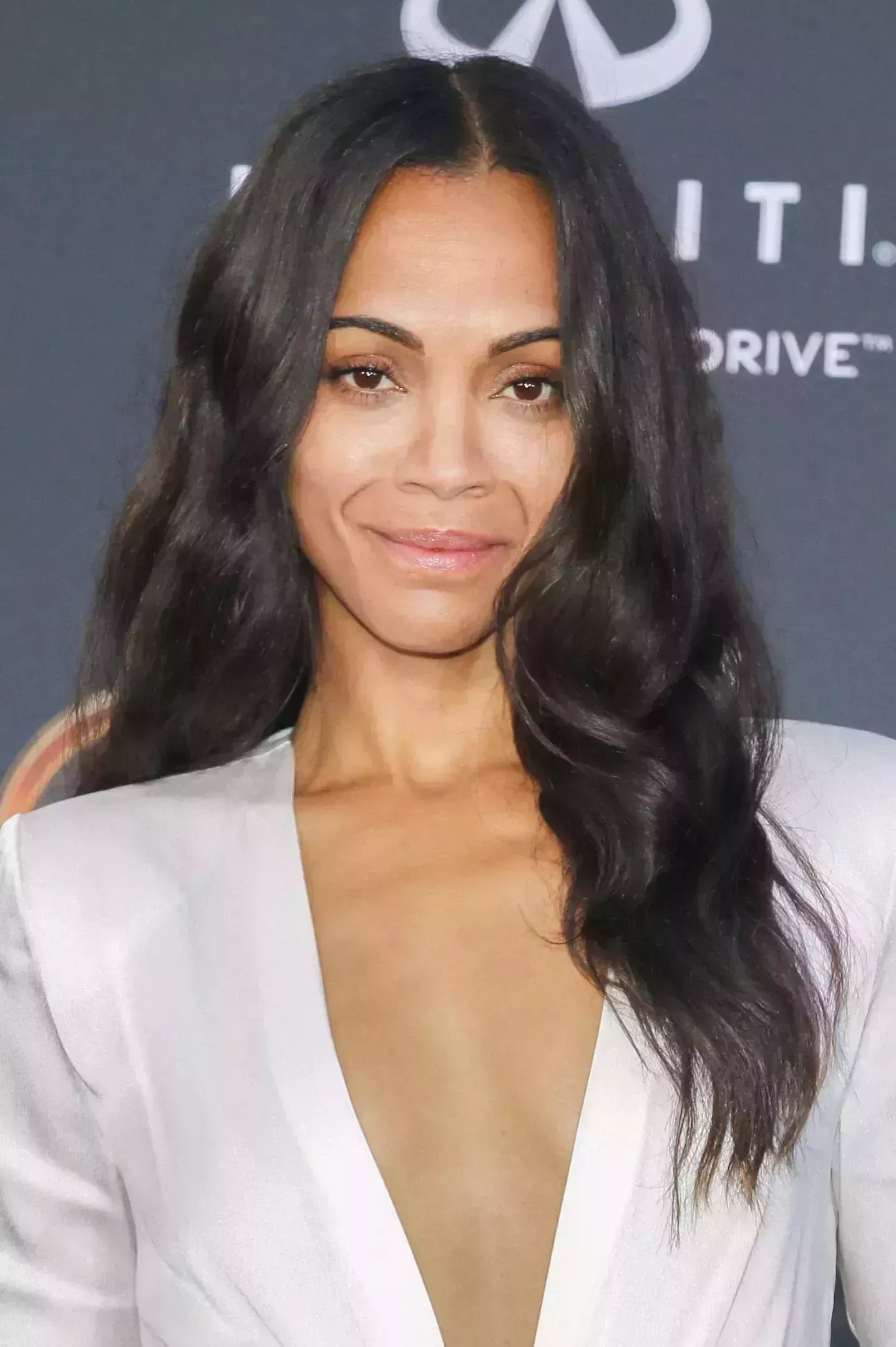 Zoe Saldana’s Dark Soft Waves and Mid-Part