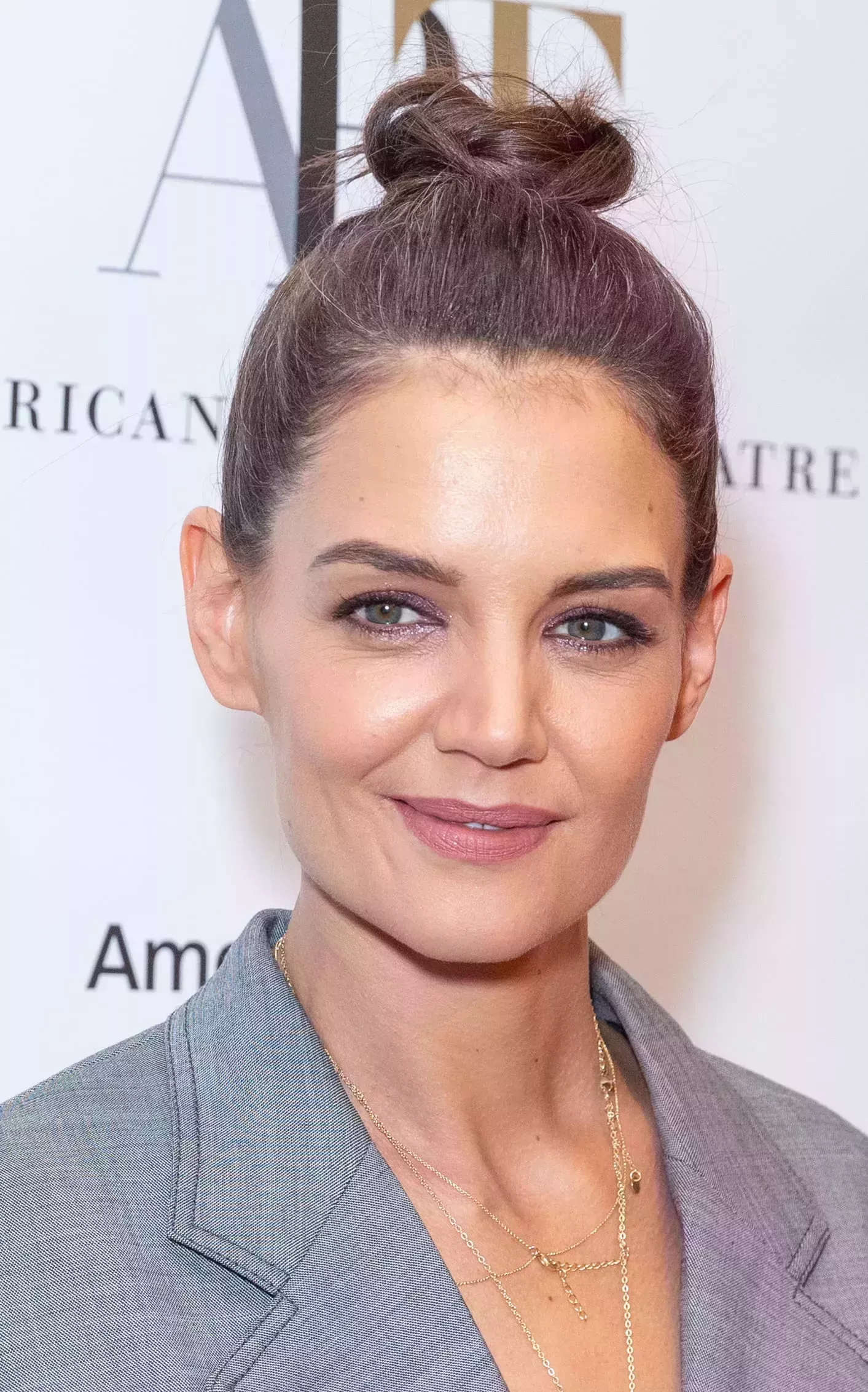 Katie Holmes’ Neat Top Bun
