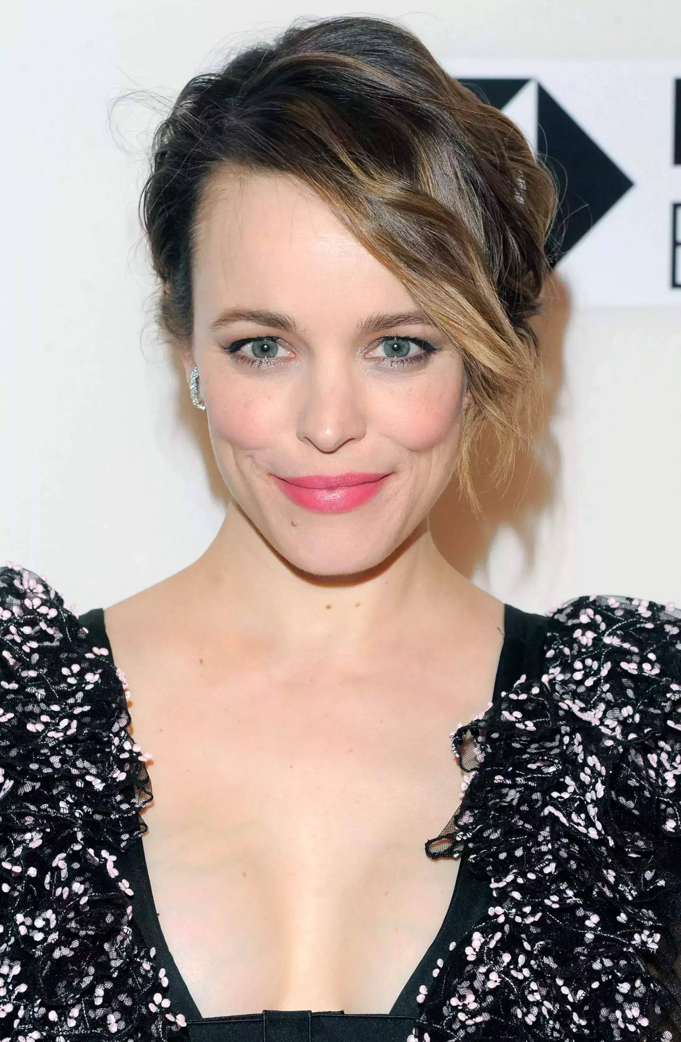 Rachel McAdams’ Side-Swept Up Do