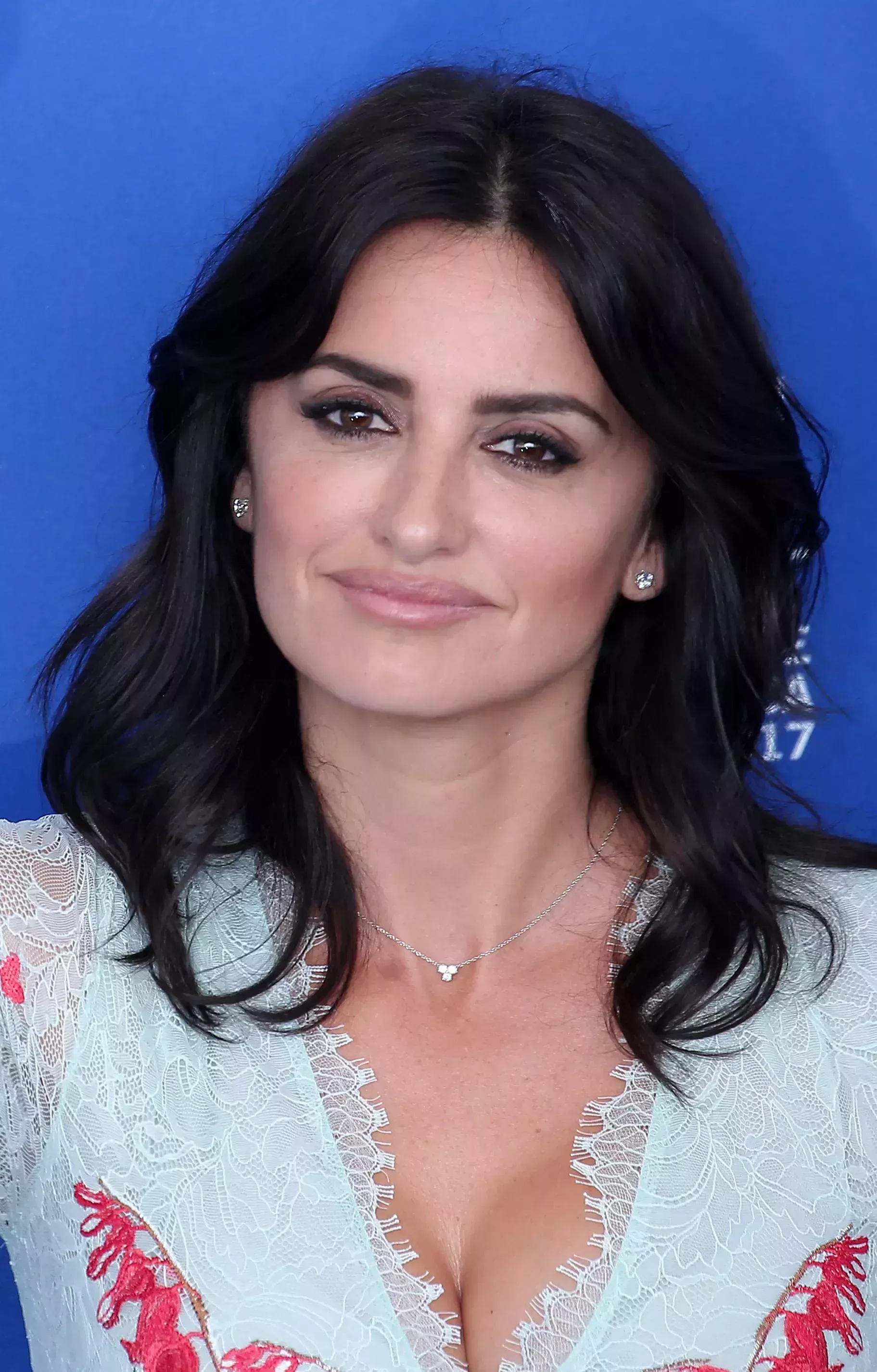 Penelope Cruz’ Middle Part and Layered Crop