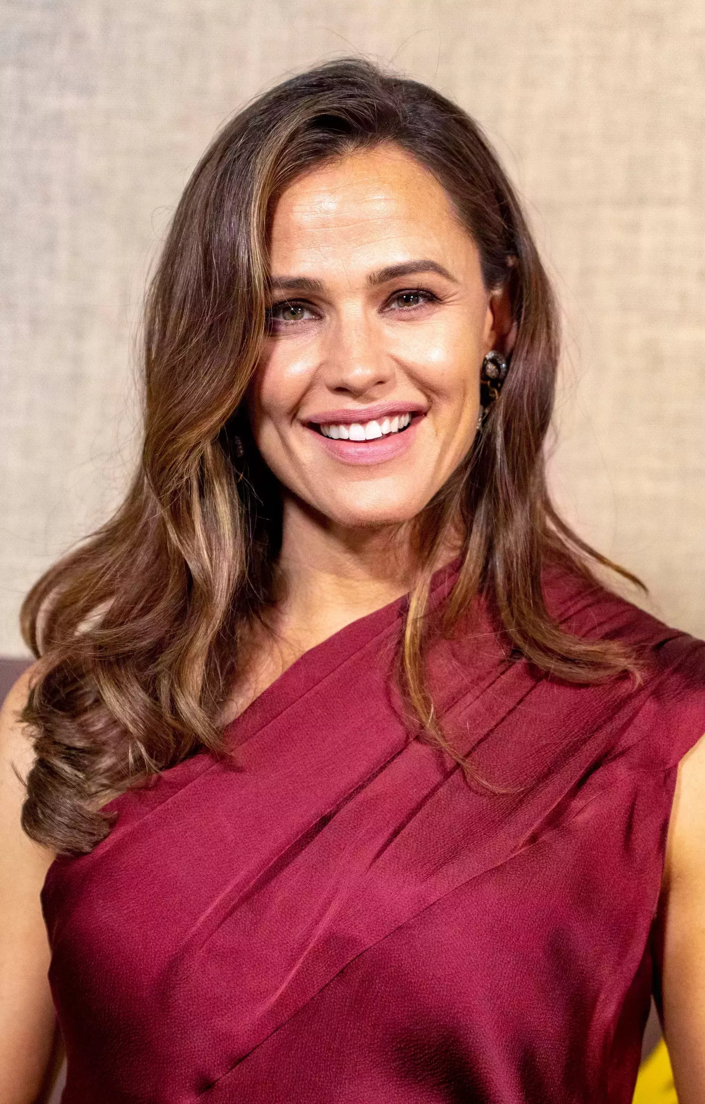 Jennifer Garner’s Side Part Soft Waves