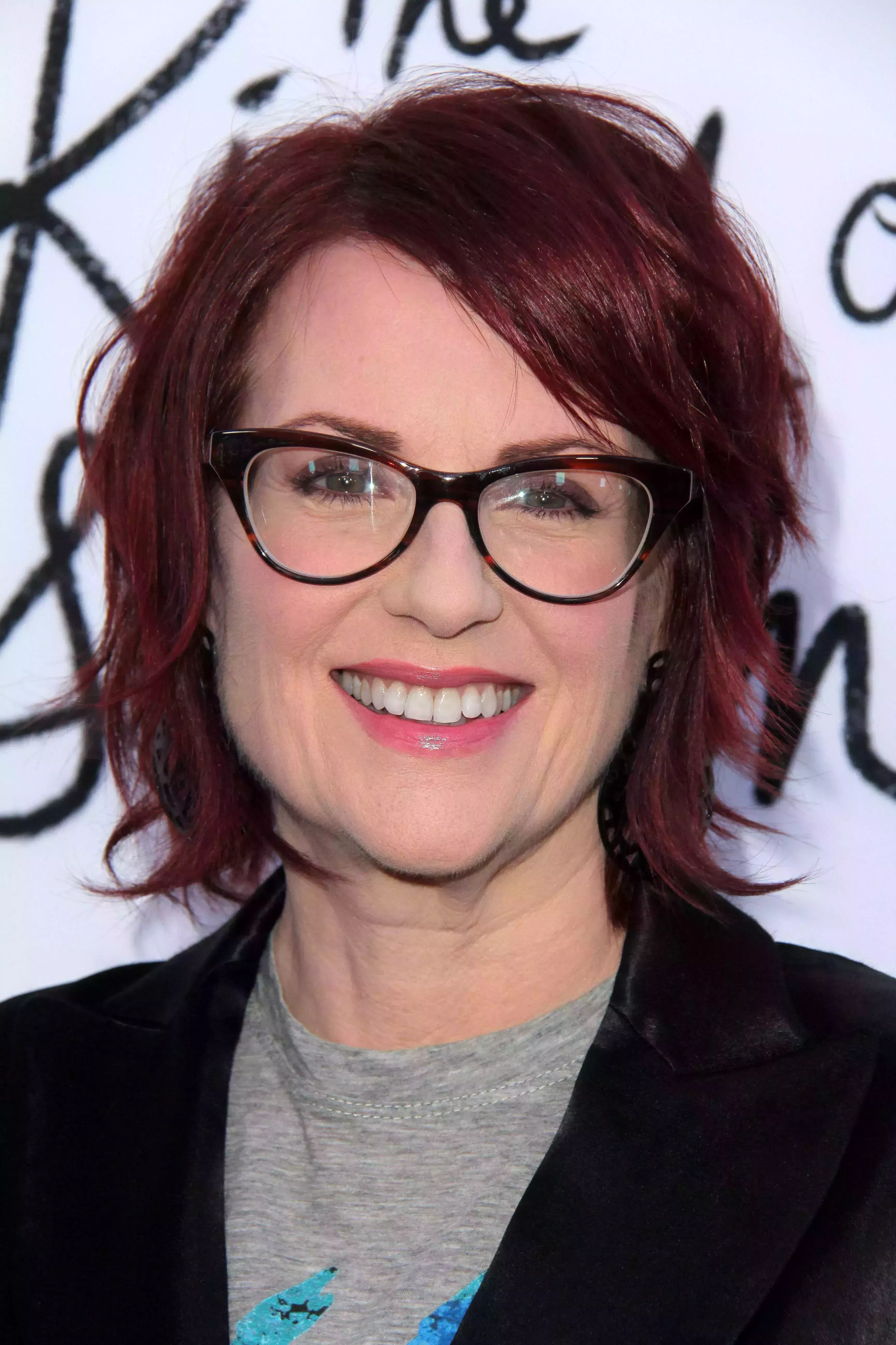 Megan Mullally’s Messy Chic Burgundy Bob