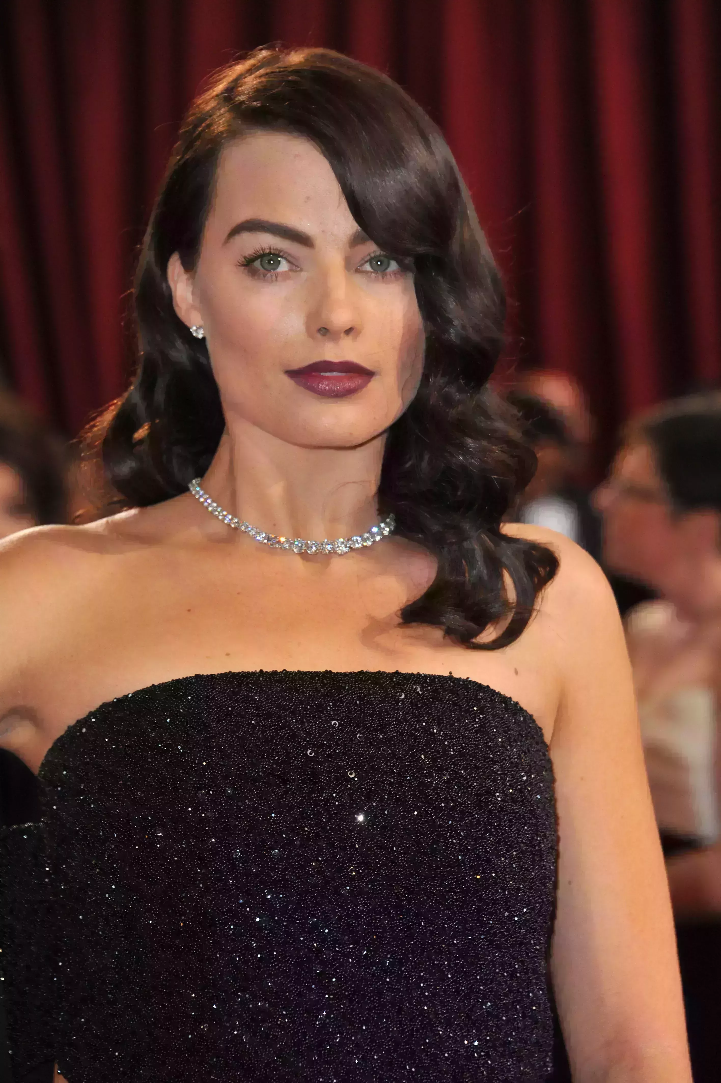 Margot Robbie’s Old Hollywood Waves With Side Bangs