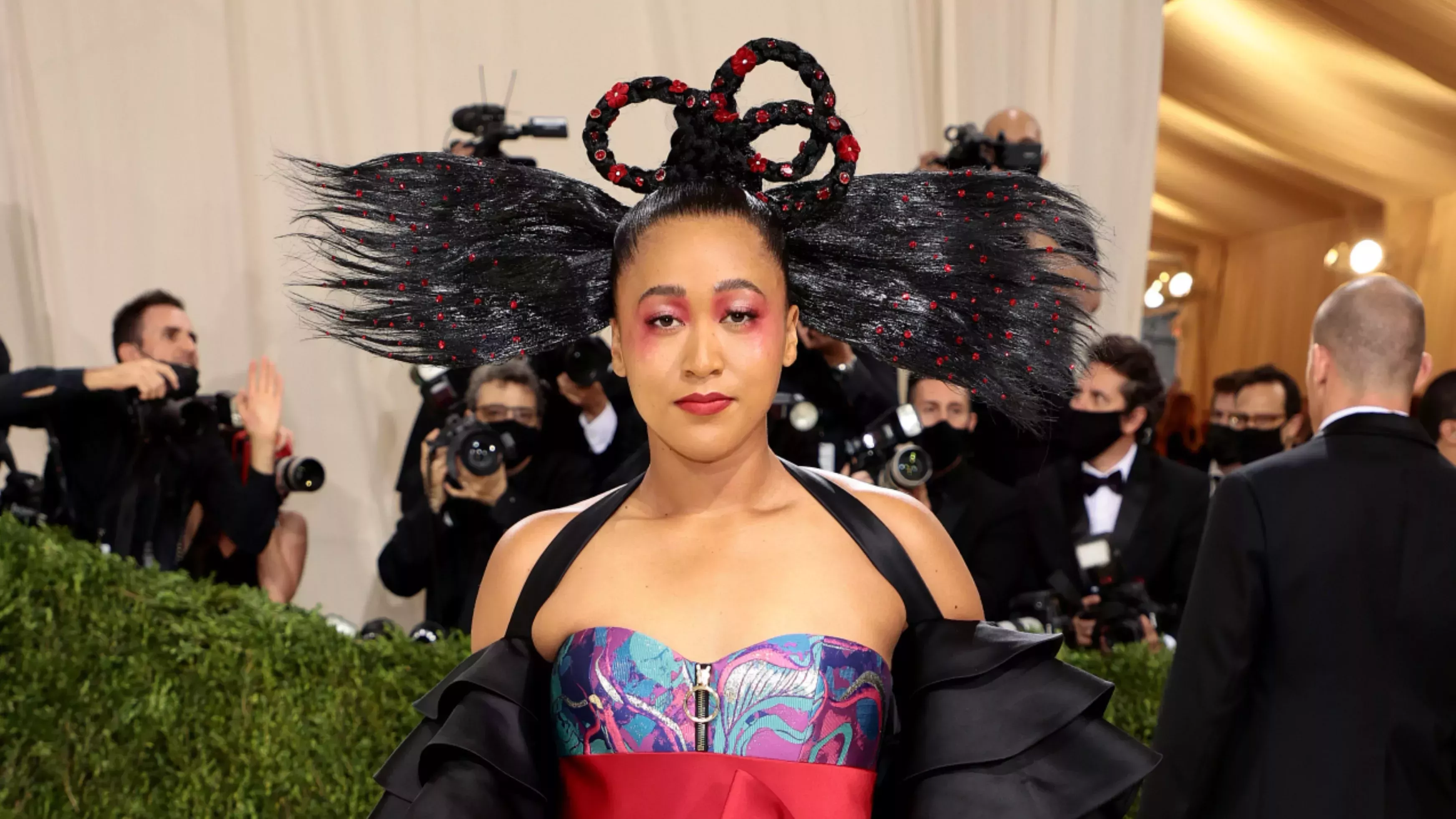El pelo de Naomi Osaka desafía la gravedad en la Gala del Met 2021