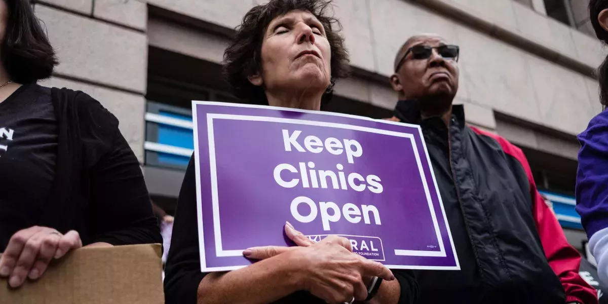 En el interior de la última clínica de aborto de Texas, donde los médicos corrieron a atender a los pacientes hasta la medianoche, cuando la prohibición de las 6 semanas se convirtió en ley