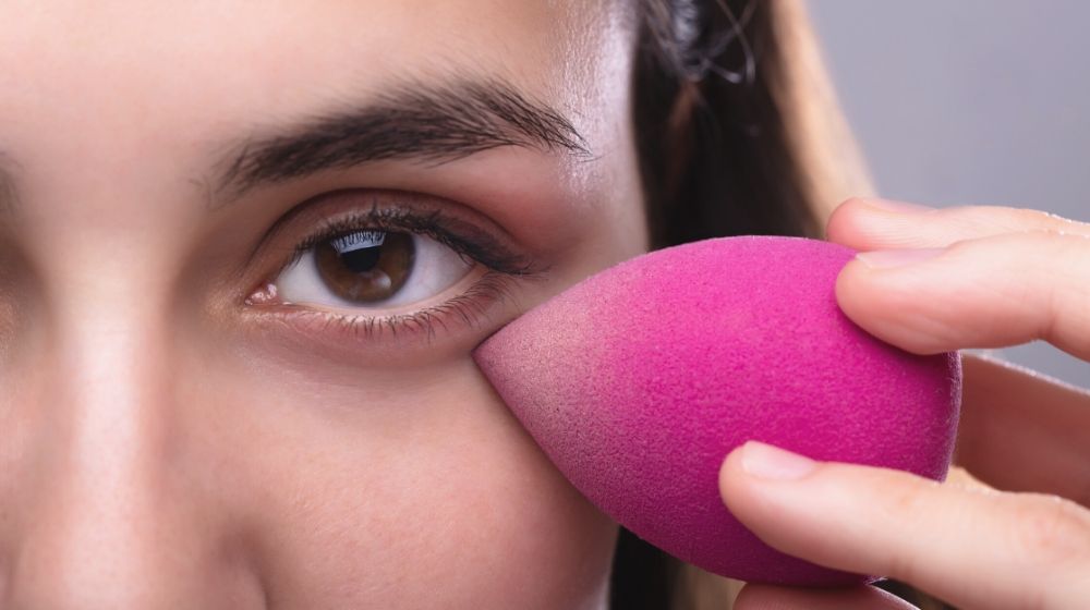 Utiliza una esponja de maquillaje Beauty Blender de diferentes maneras