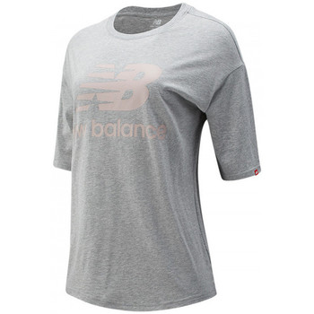 New Balance Tops y Camisetas Essentials Stacked Logo