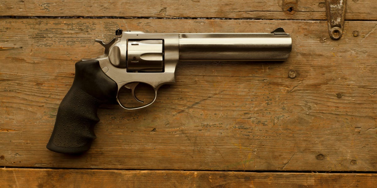 Aumentan las muertes accidentales de niños por armas de fuego mientras se dispara la venta de armas en medio de la pandemia