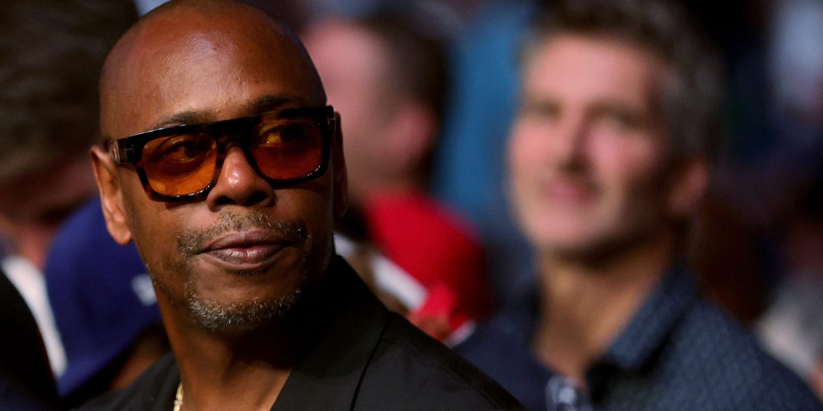 Dave Chappelle defiende los comentarios de JK Rowling sobre las personas trans, y dice que es 'Team TERF' en el nuevo especial de Netflix