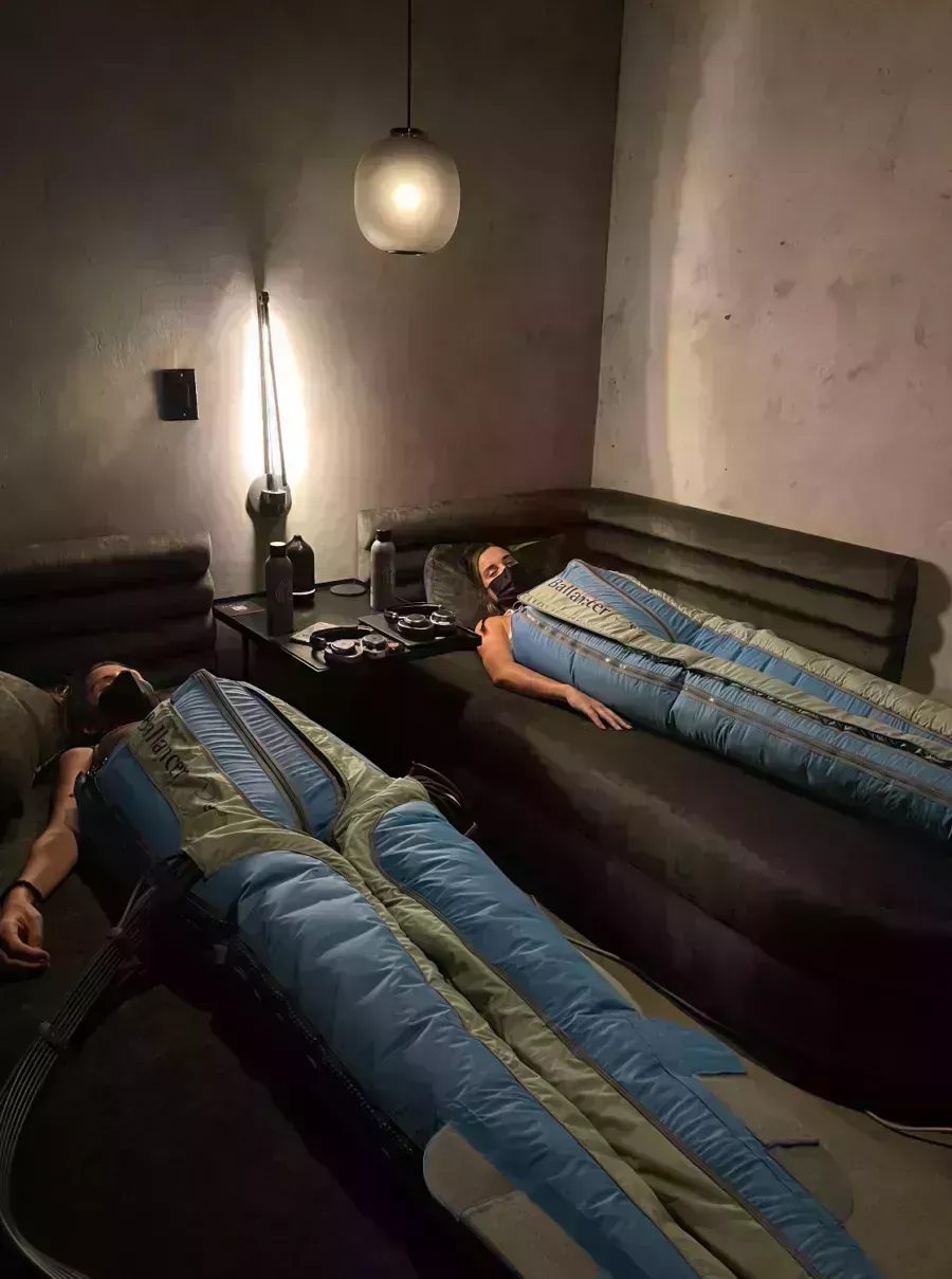 sarah howard and michelle scanga in compression suits