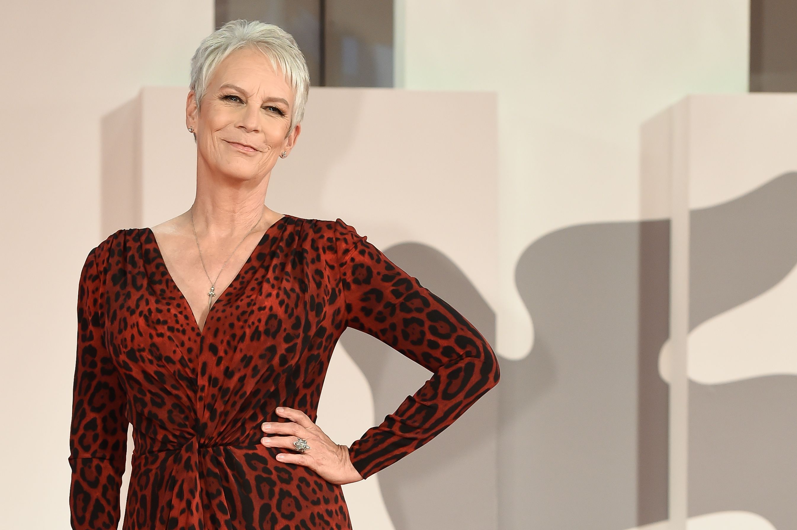Jamie Lee Curtis dice que la cirugía plástica está "borrando generaciones de belleza