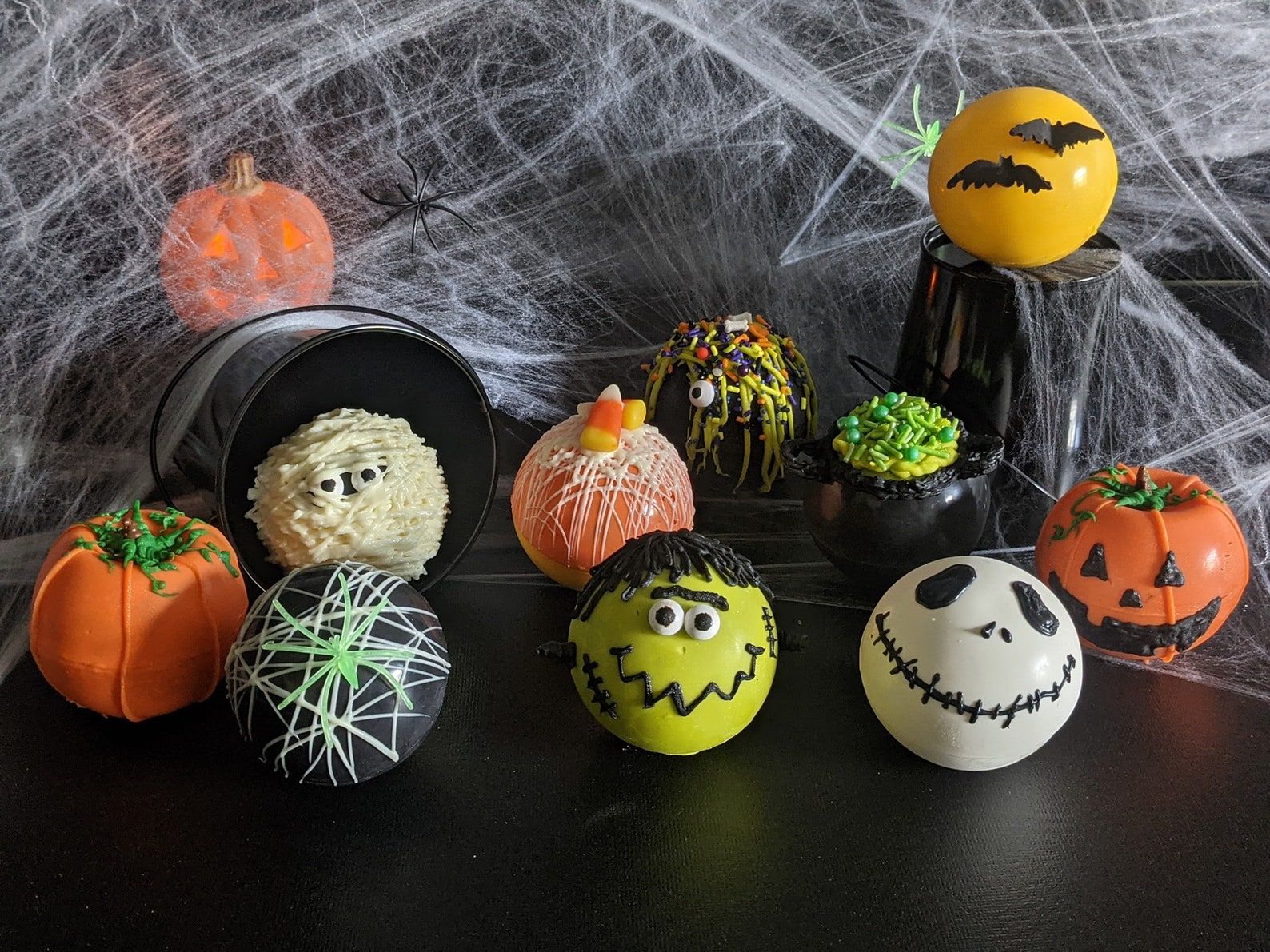 Necesitas estas bombas de cacao caliente de Halloween que se parecen a tus personajes favoritos