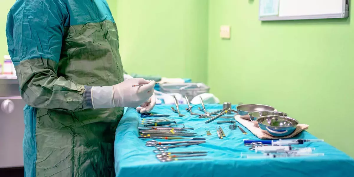 Restringen la licencia de un médico de Florida tras realizar cirugías plásticas no autorizadas, incluyendo un mortal lifting de glúteos brasileño