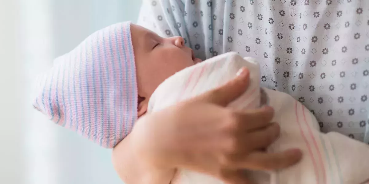 Una mujer embarazada no vacunada con COVID-19 fue puesta en coma inducido. Cuando despertó una semana después, descubrió que había dado a luz.