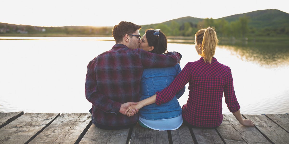 2 señales de que no estás preparado para una relación abierta, según un terapeuta de pareja