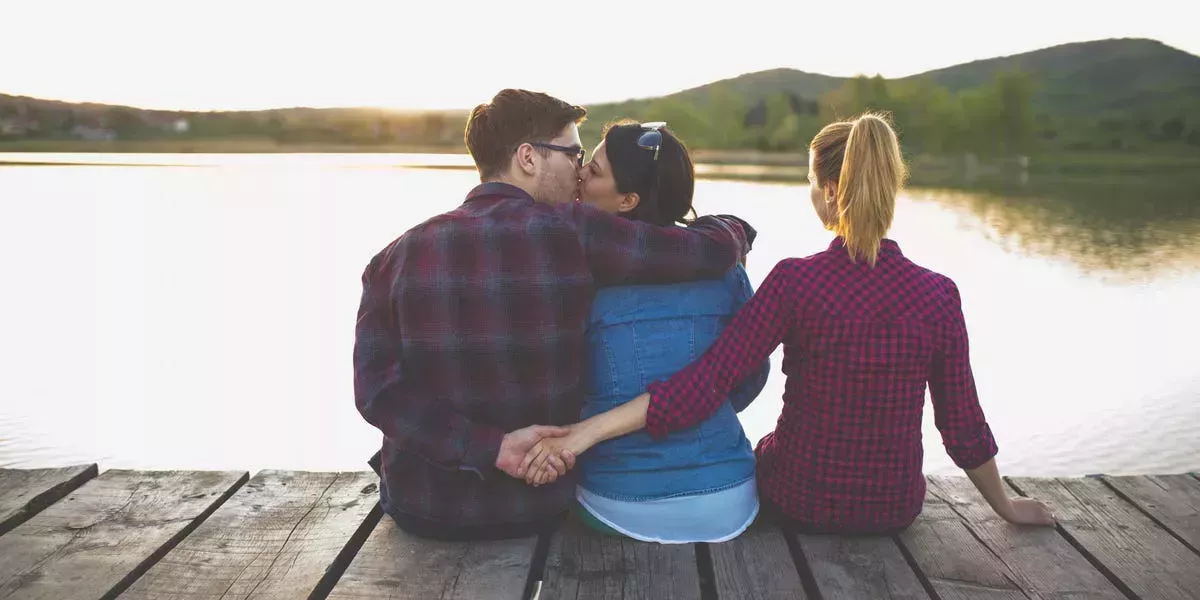 2 señales de que no estás preparado para una relación abierta, según un terapeuta de pareja