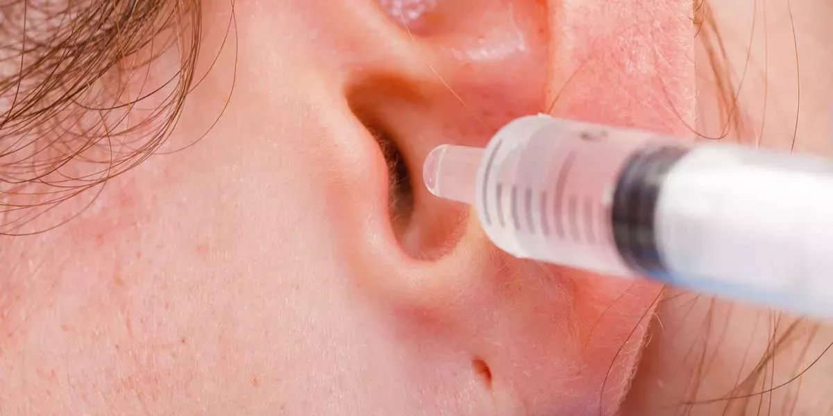 3 formas de eliminar la cera de los oídos de forma segura en casa sin un bastoncillo de algodón