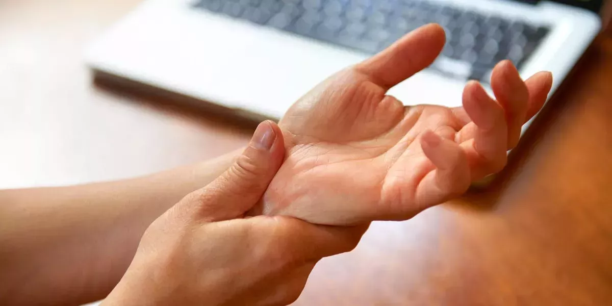 8 razones por las que tus manos pueden tener hormigueo y cómo tratarlo