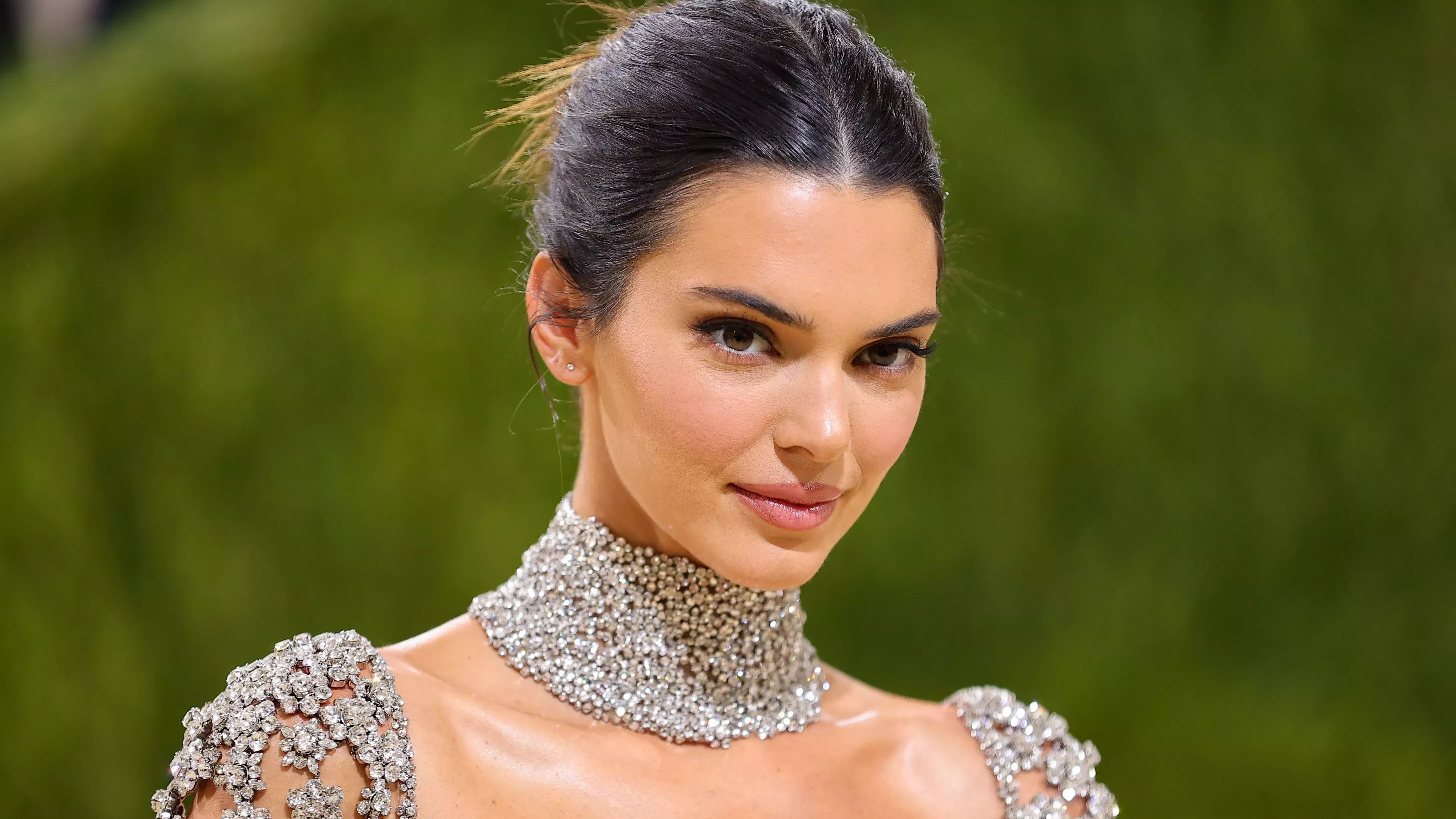Cómo sobrevivió Kendall Jenner a Halloween con esta peluca de un metro de altura?