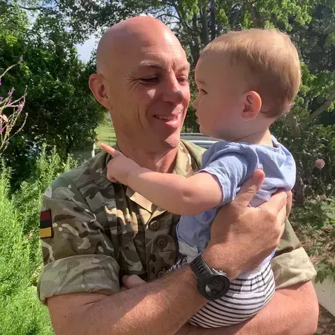 Mi marido ayudó a cuidar a los niños de Afganistán durante la evacuación de Estados Unidos