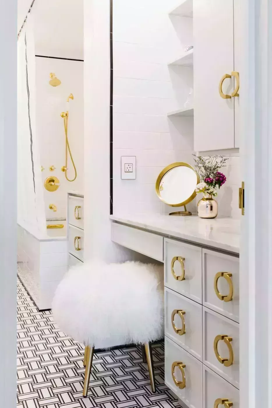 27 hermosos diseños de baños blancos que muestran un estilo fresco y atemporal