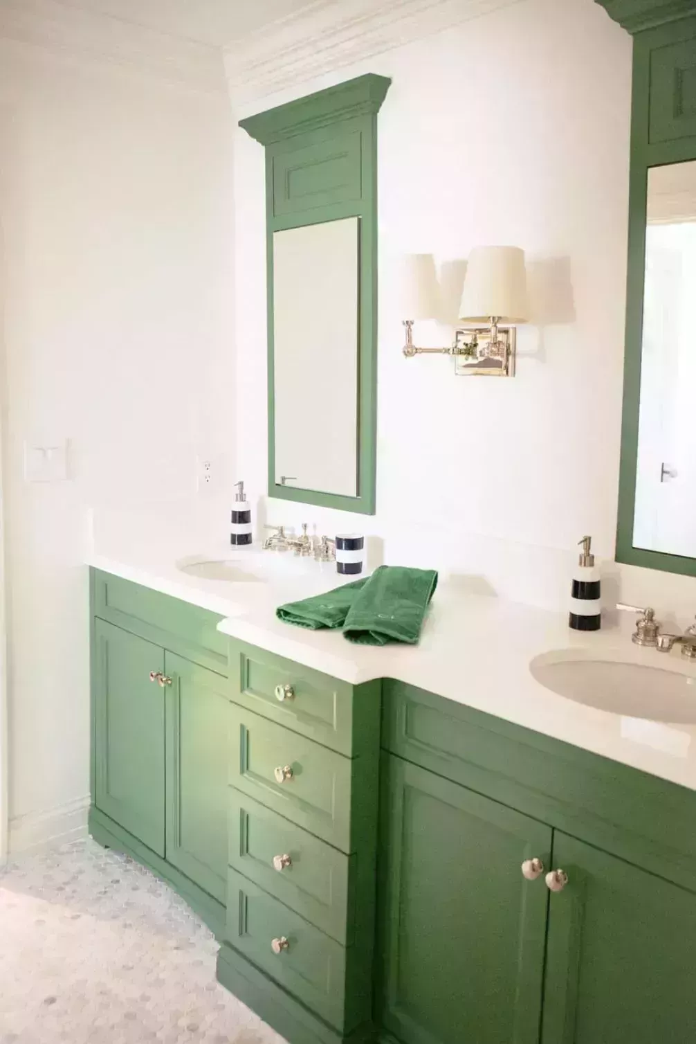 27 hermosos diseños de baños blancos que muestran un estilo fresco y atemporal