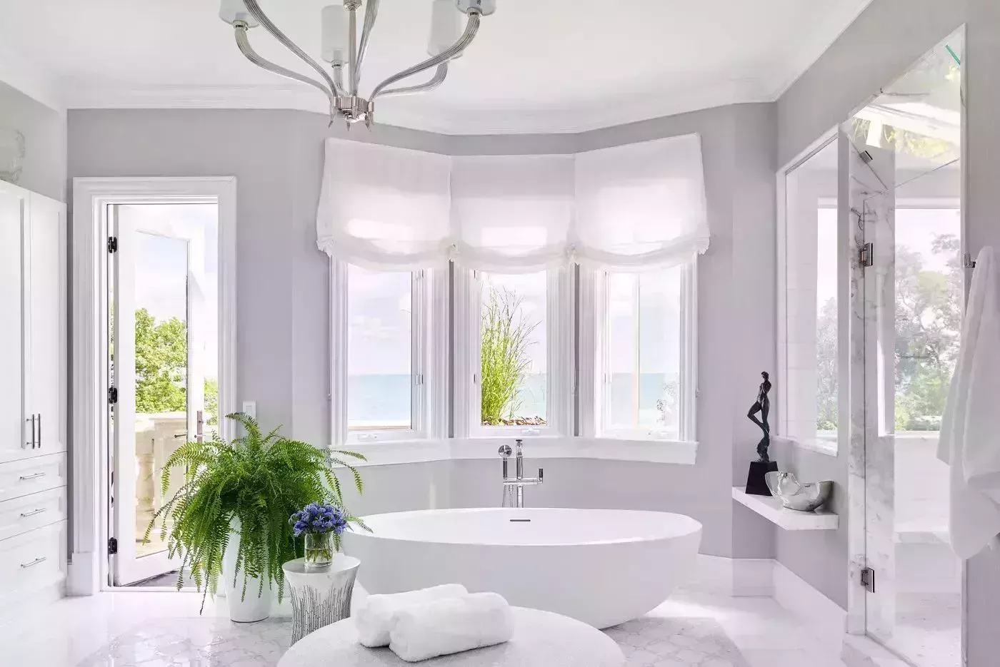 27 hermosos diseños de baños blancos que muestran un estilo fresco y atemporal