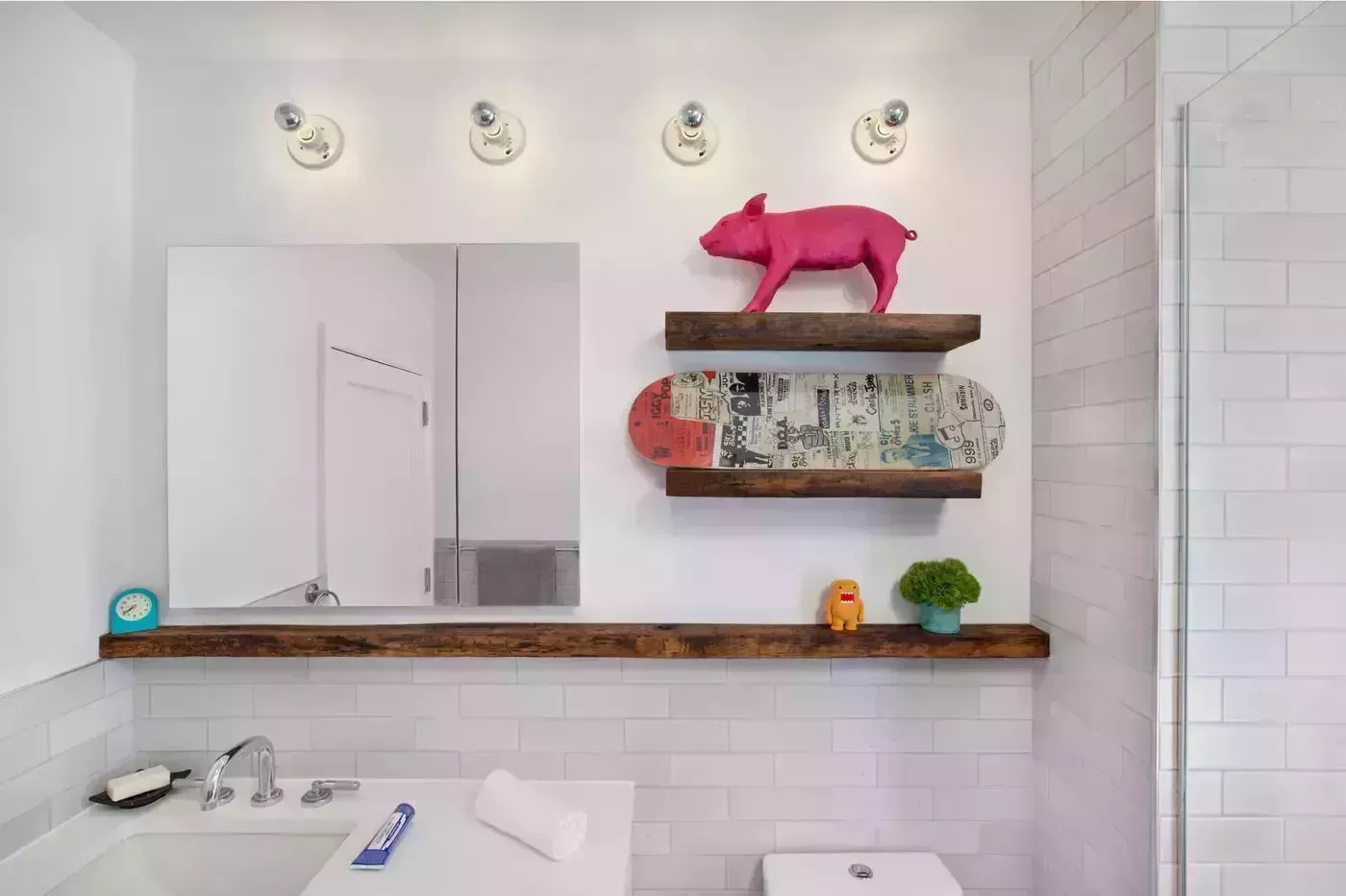 27 hermosos diseños de baños blancos que muestran un estilo fresco y atemporal