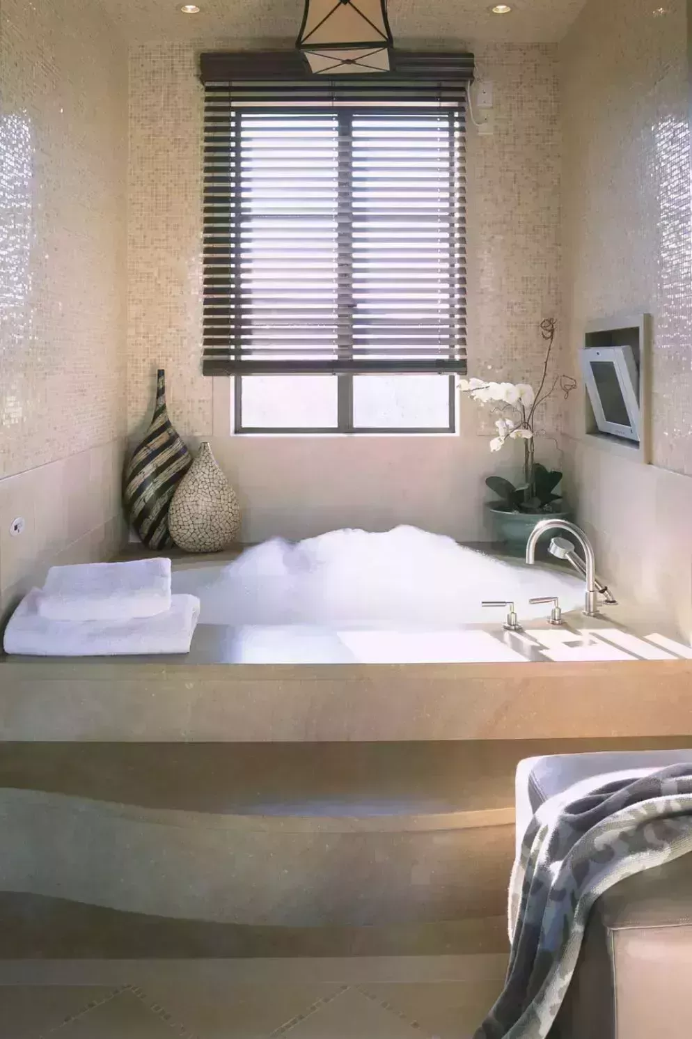 27 hermosos diseños de baños blancos que muestran un estilo fresco y atemporal