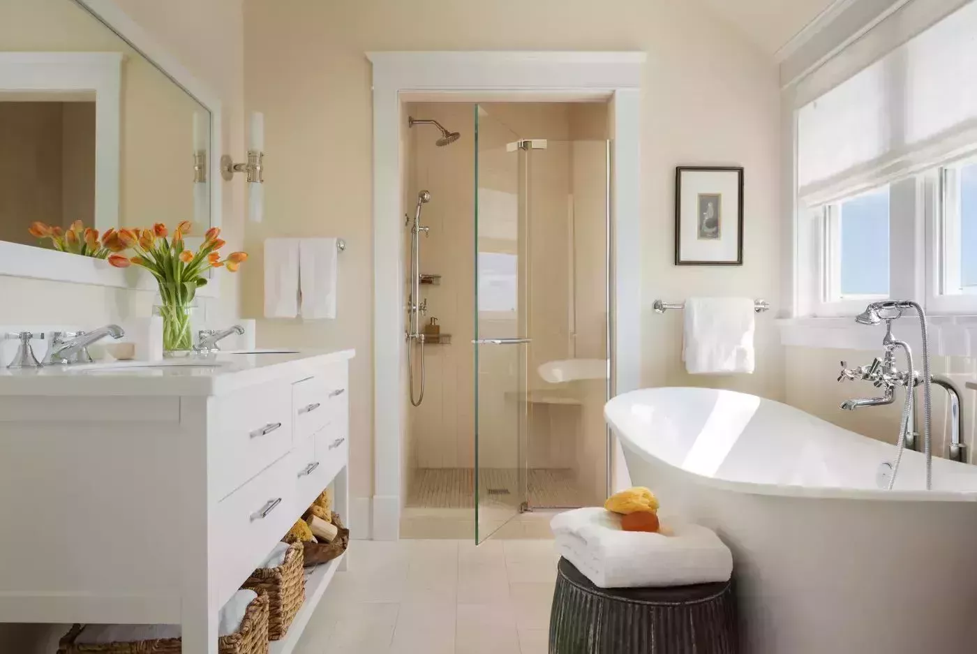 27 hermosos diseños de baños blancos que muestran un estilo fresco y atemporal