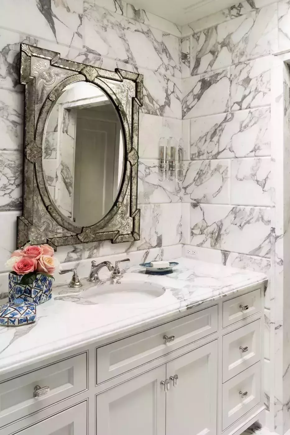 27 hermosos diseños de baños blancos que muestran un estilo fresco y atemporal