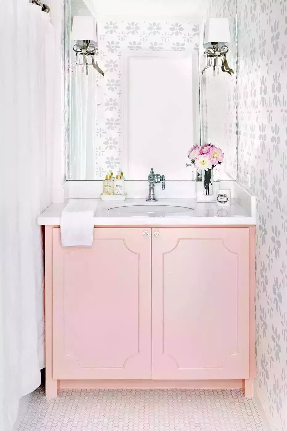27 hermosos diseños de baños blancos que muestran un estilo fresco y atemporal