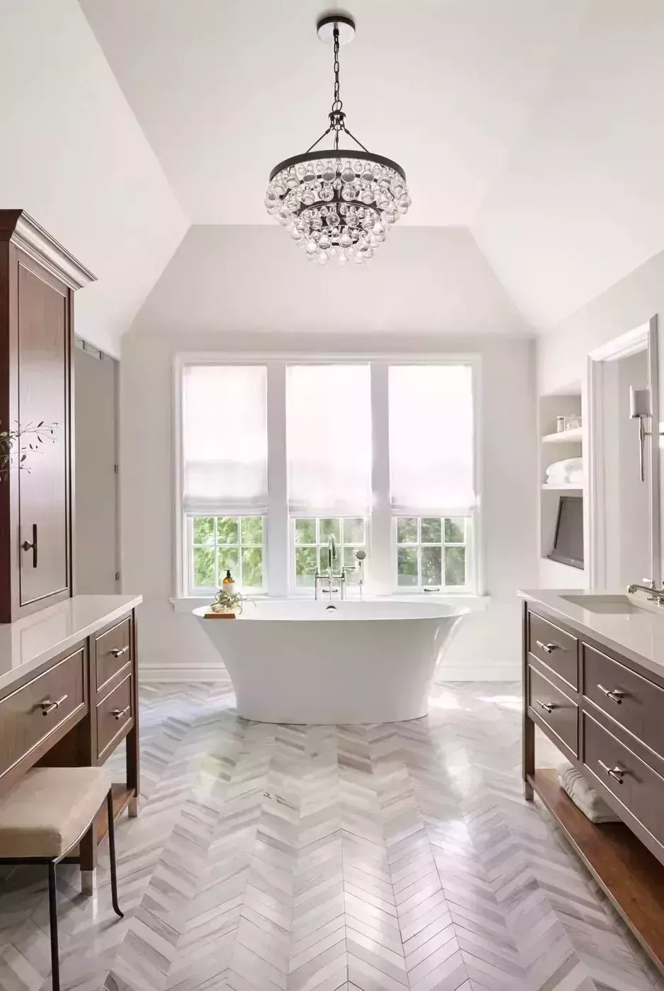 27 hermosos diseños de baños blancos que muestran un estilo fresco y atemporal